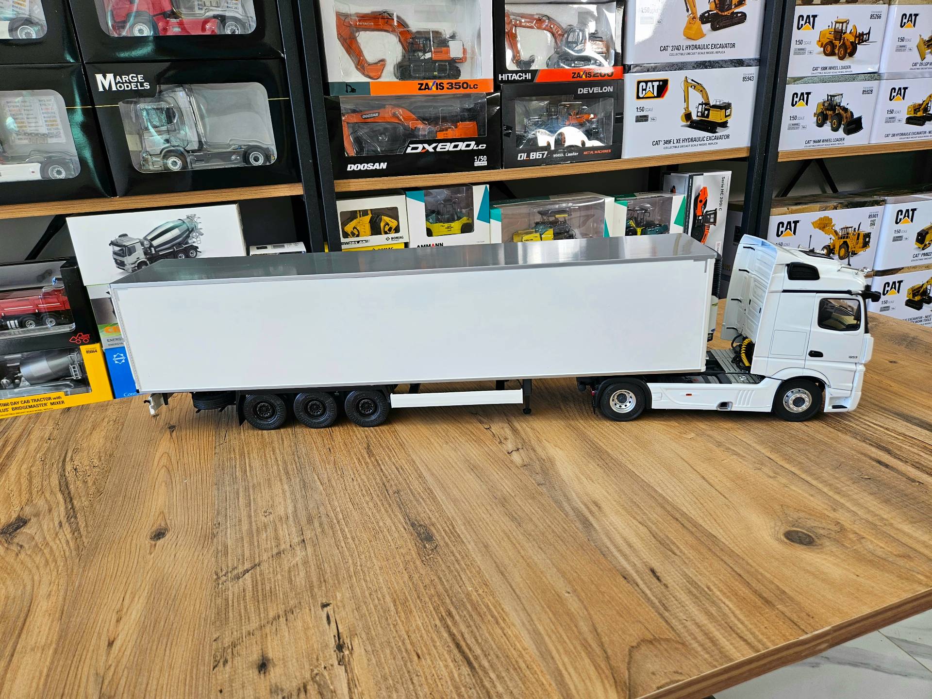 1/24 BEYAZ MERCEDES ACTROS MP5 1853 FRIGO DORSELİ TIR MAKETİ