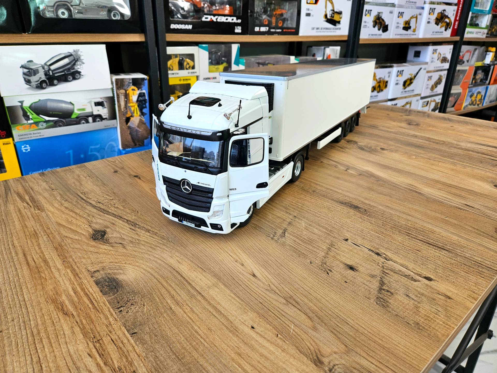1/24 BEYAZ MERCEDES ACTROS MP5 1853 FRIGO DORSELİ TIR MAKETİ