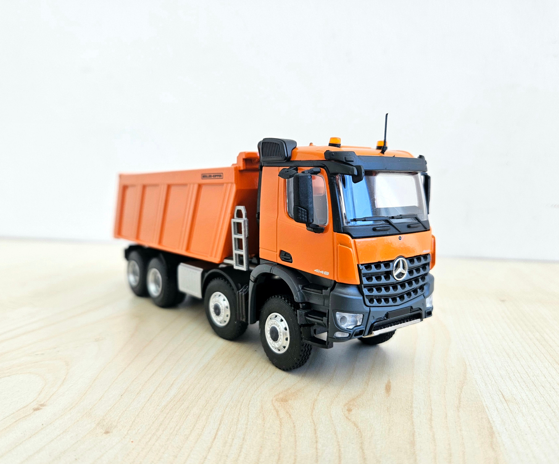 1/50 TURUNCU MERCEDES AROCS 8X4 DAMPERLİ KAMYON MAKETİ