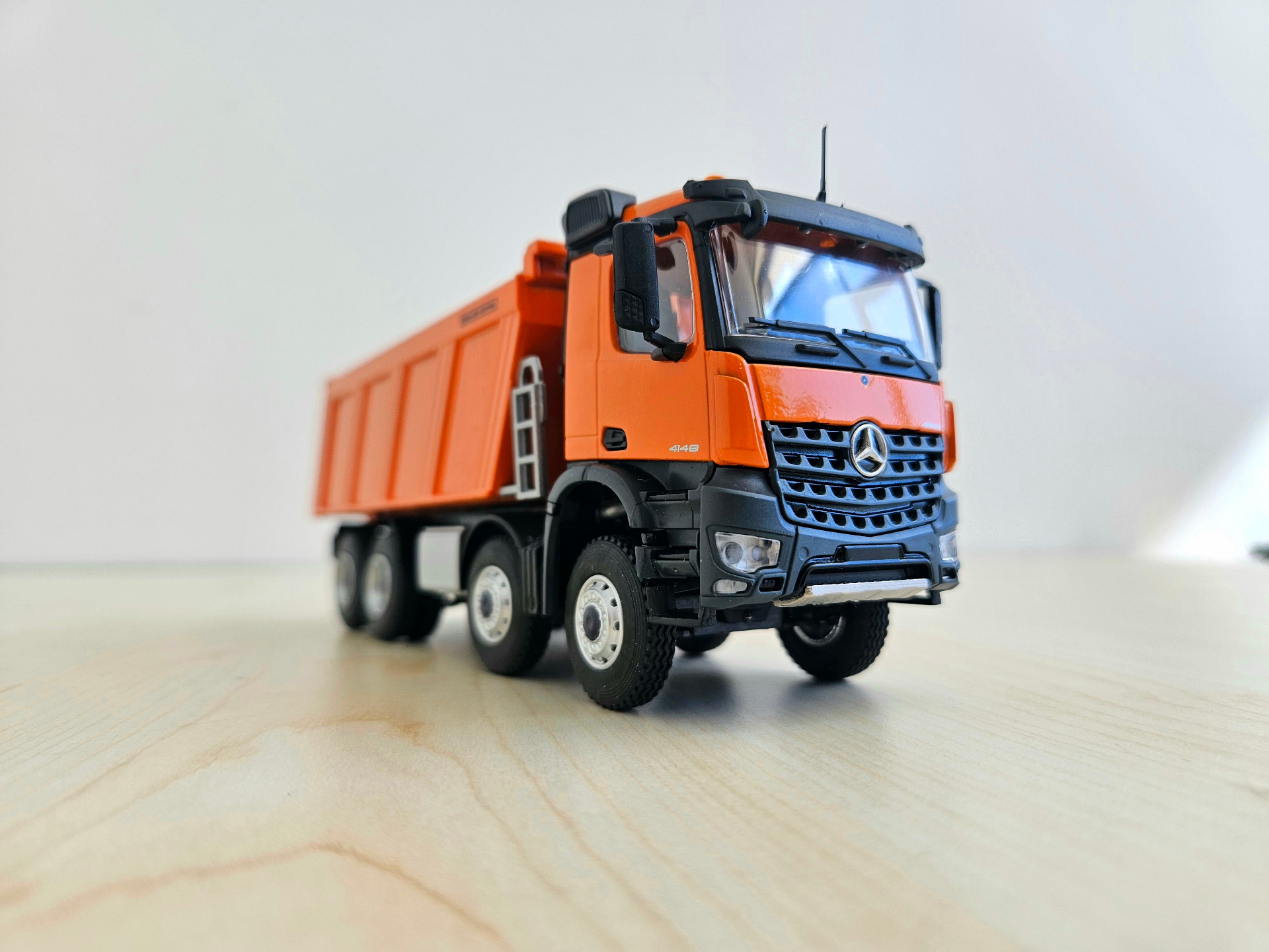 1/50 TURUNCU MERCEDES AROCS 8X4 DAMPERLİ KAMYON MAKETİ