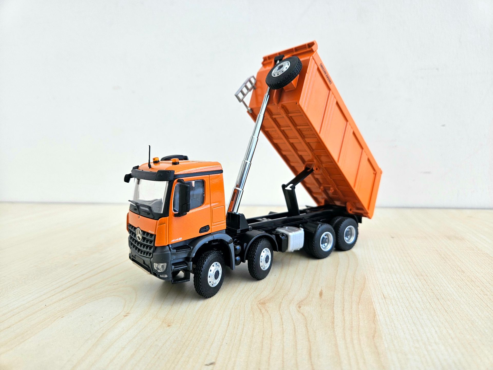 1/50 TURUNCU MERCEDES AROCS 8X4 DAMPERLİ KAMYON MAKETİ