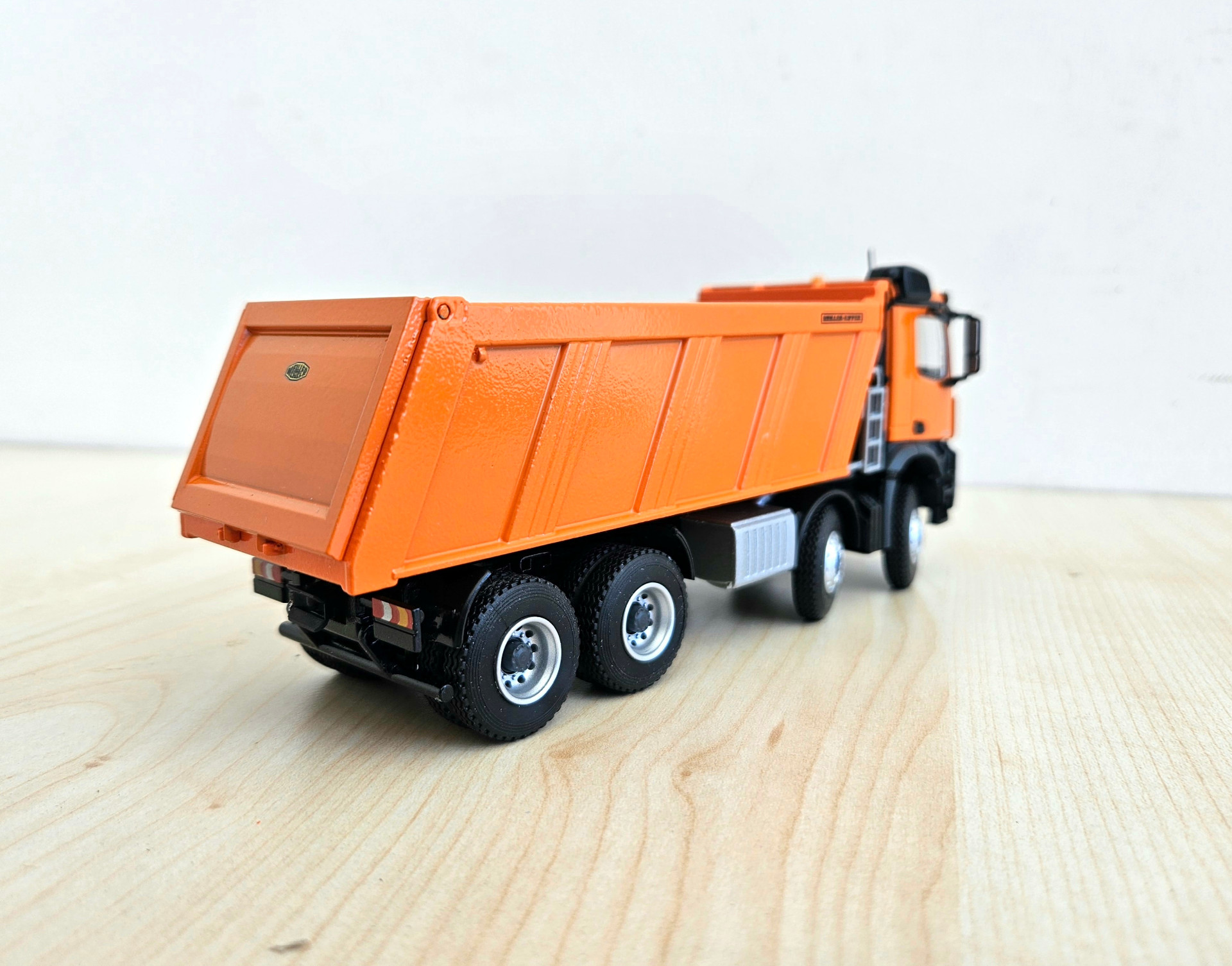 1/50 TURUNCU MERCEDES AROCS 8X4 DAMPERLİ KAMYON MAKETİ