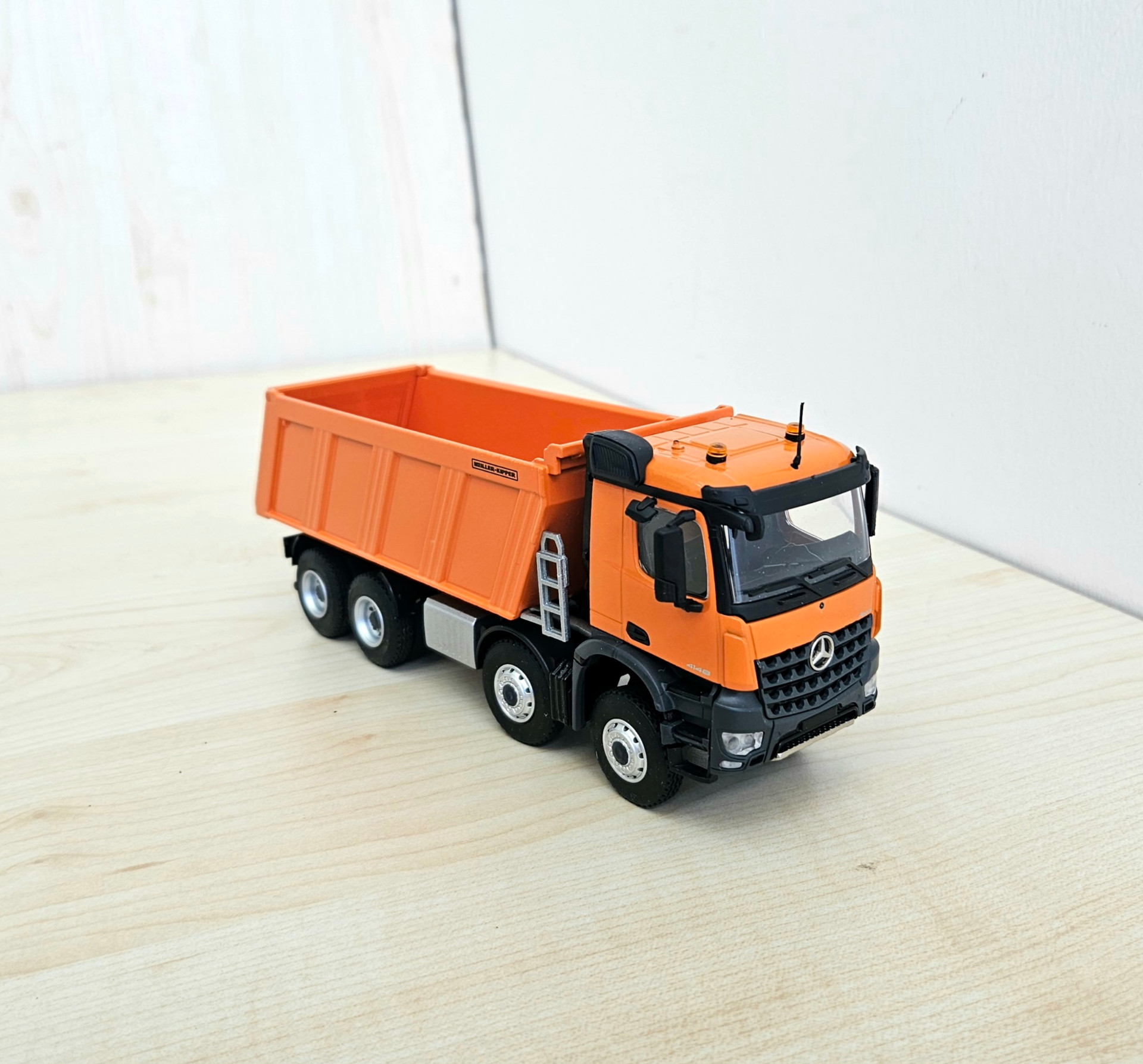 1/50 TURUNCU MERCEDES AROCS 8X4 DAMPERLİ KAMYON MAKETİ