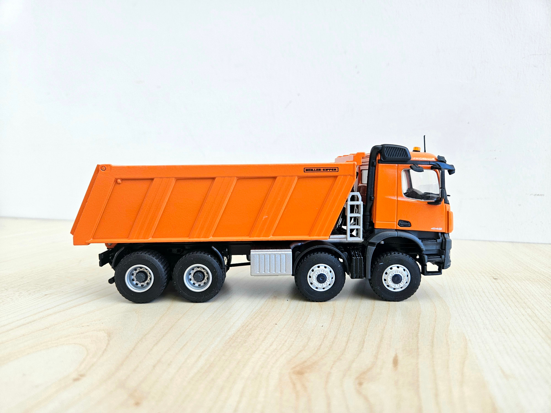 1/50 TURUNCU MERCEDES AROCS 8X4 DAMPERLİ KAMYON MAKETİ