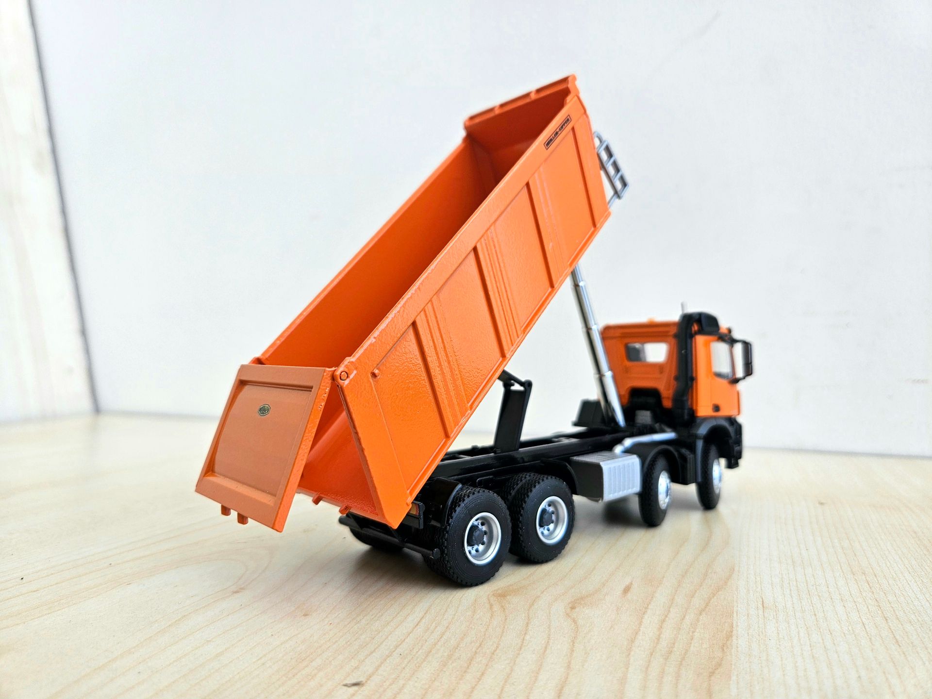1/50 TURUNCU MERCEDES AROCS 8X4 DAMPERLİ KAMYON MAKETİ
