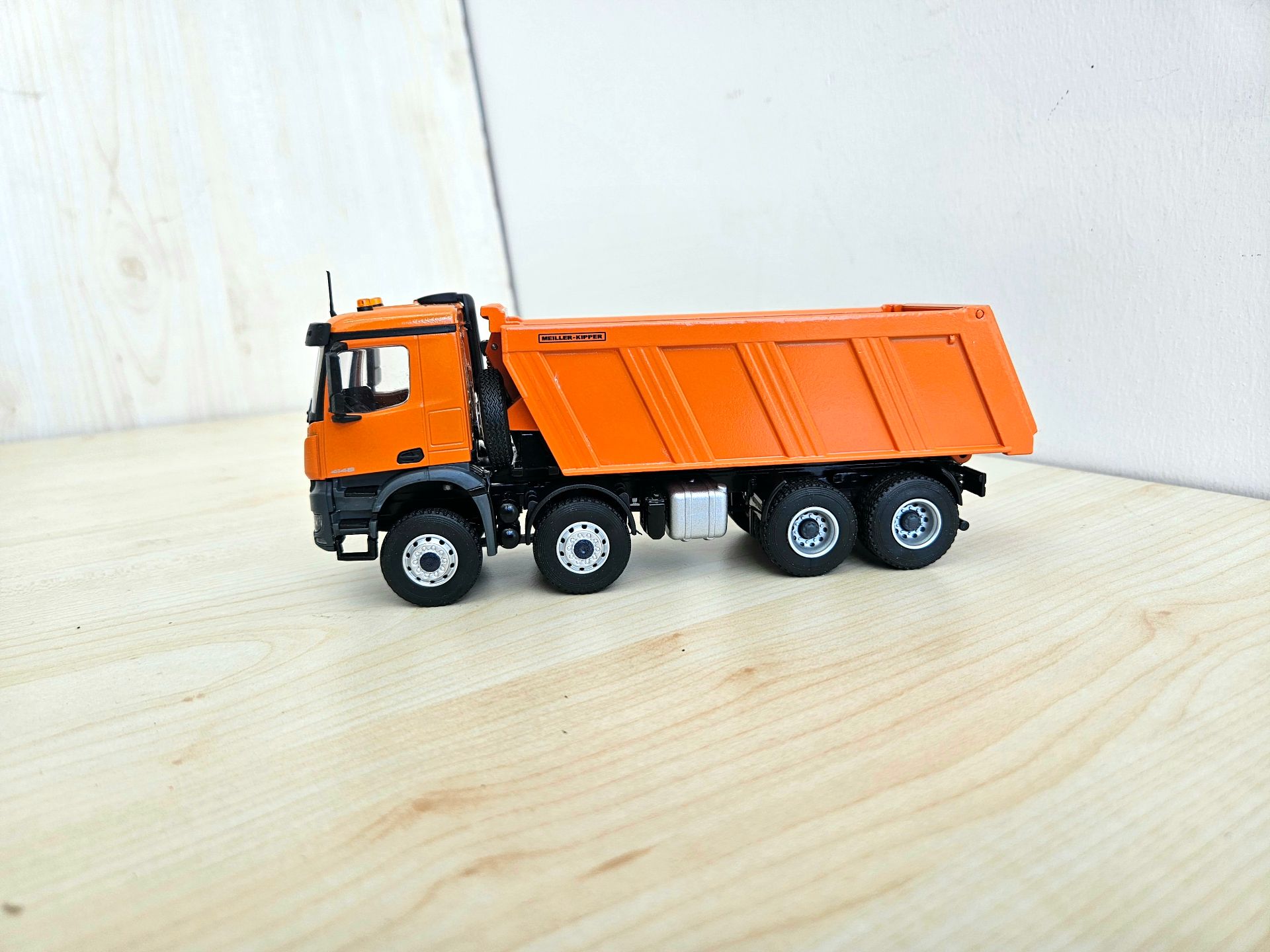 1/50 TURUNCU MERCEDES AROCS 8X4 DAMPERLİ KAMYON MAKETİ
