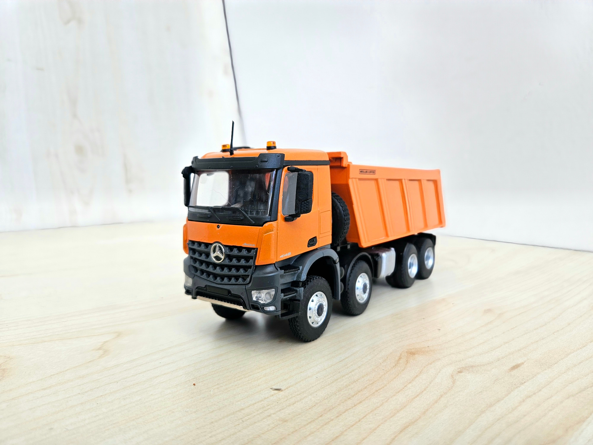 1/50 TURUNCU MERCEDES AROCS 8X4 DAMPERLİ KAMYON MAKETİ