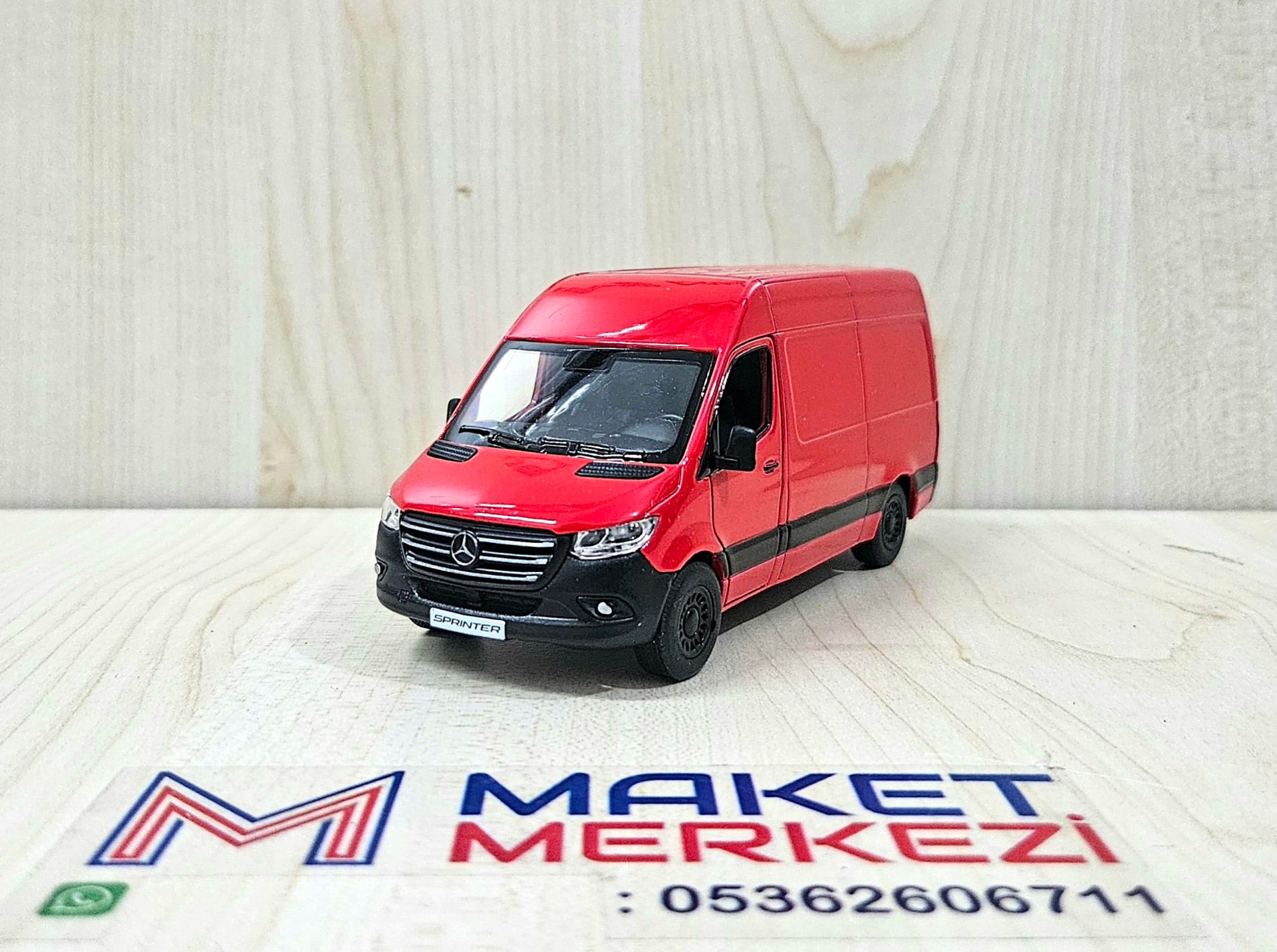 1/43 MERCEDES SPRINTER PANELVAN MAKETİ KIRMIZI