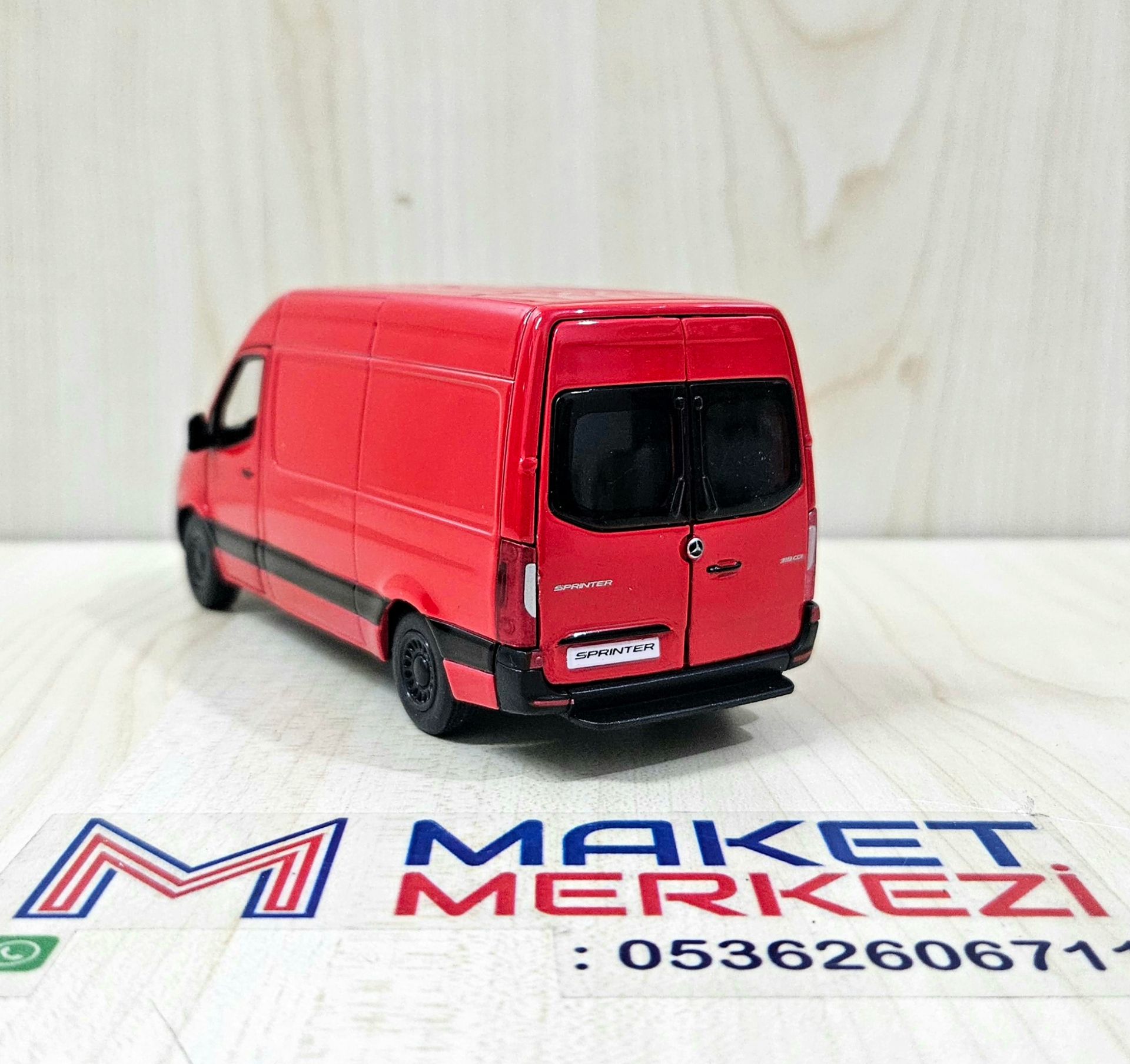 1/43 MERCEDES SPRINTER PANELVAN MAKETİ KIRMIZI