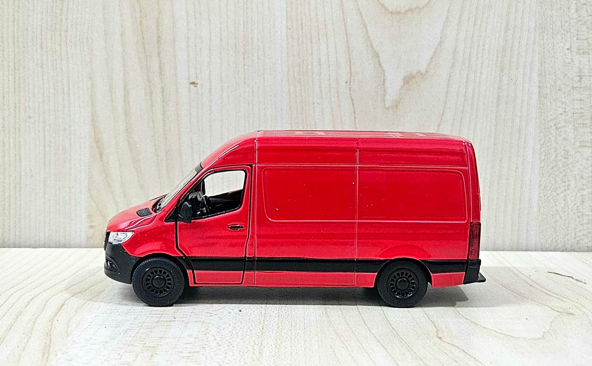 1/43 MERCEDES SPRINTER PANELVAN MAKETİ KIRMIZI