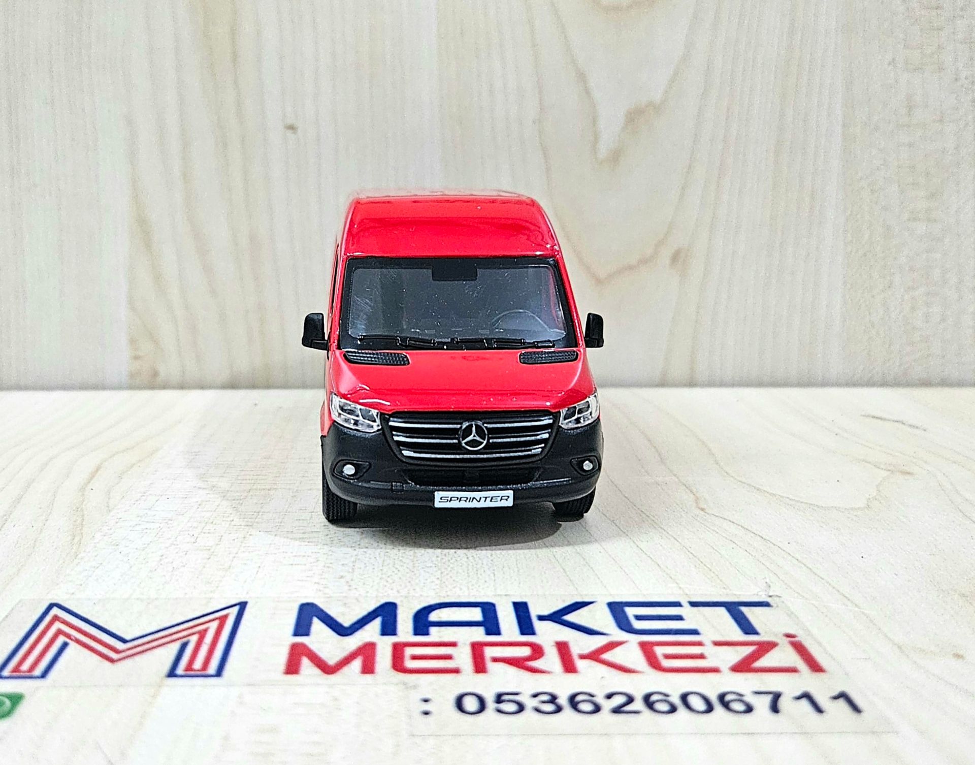 1/43 MERCEDES SPRINTER PANELVAN MAKETİ KIRMIZI