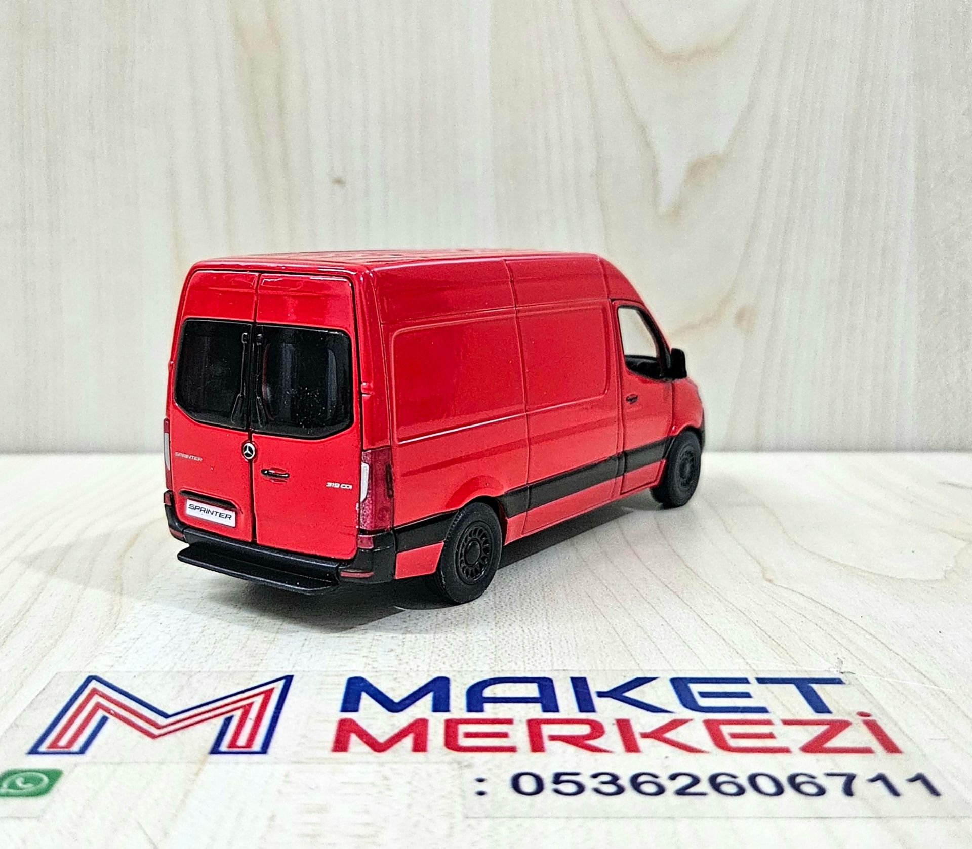 1/43 MERCEDES SPRINTER PANELVAN MAKETİ KIRMIZI