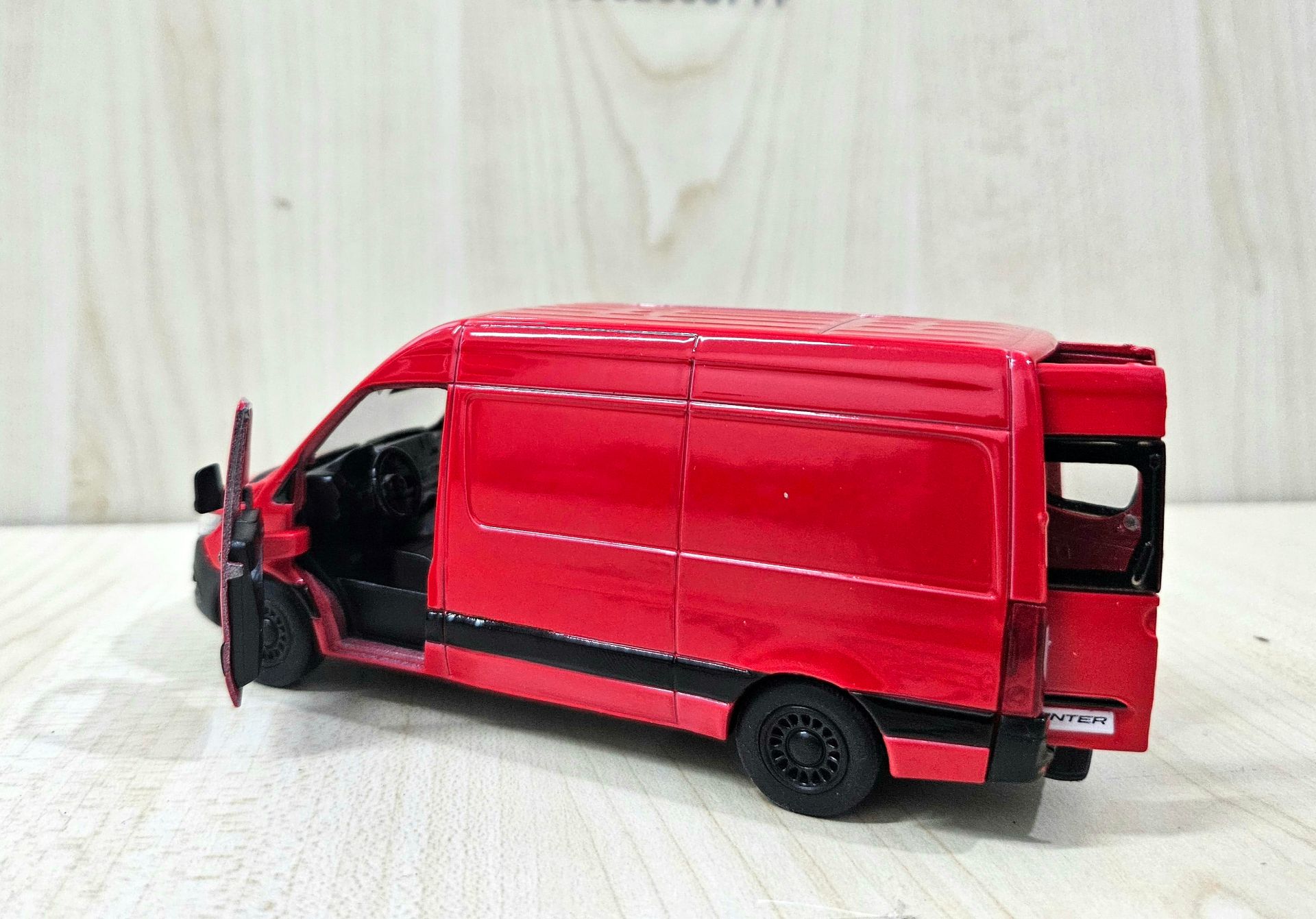 1/43 MERCEDES SPRINTER PANELVAN MAKETİ KIRMIZI