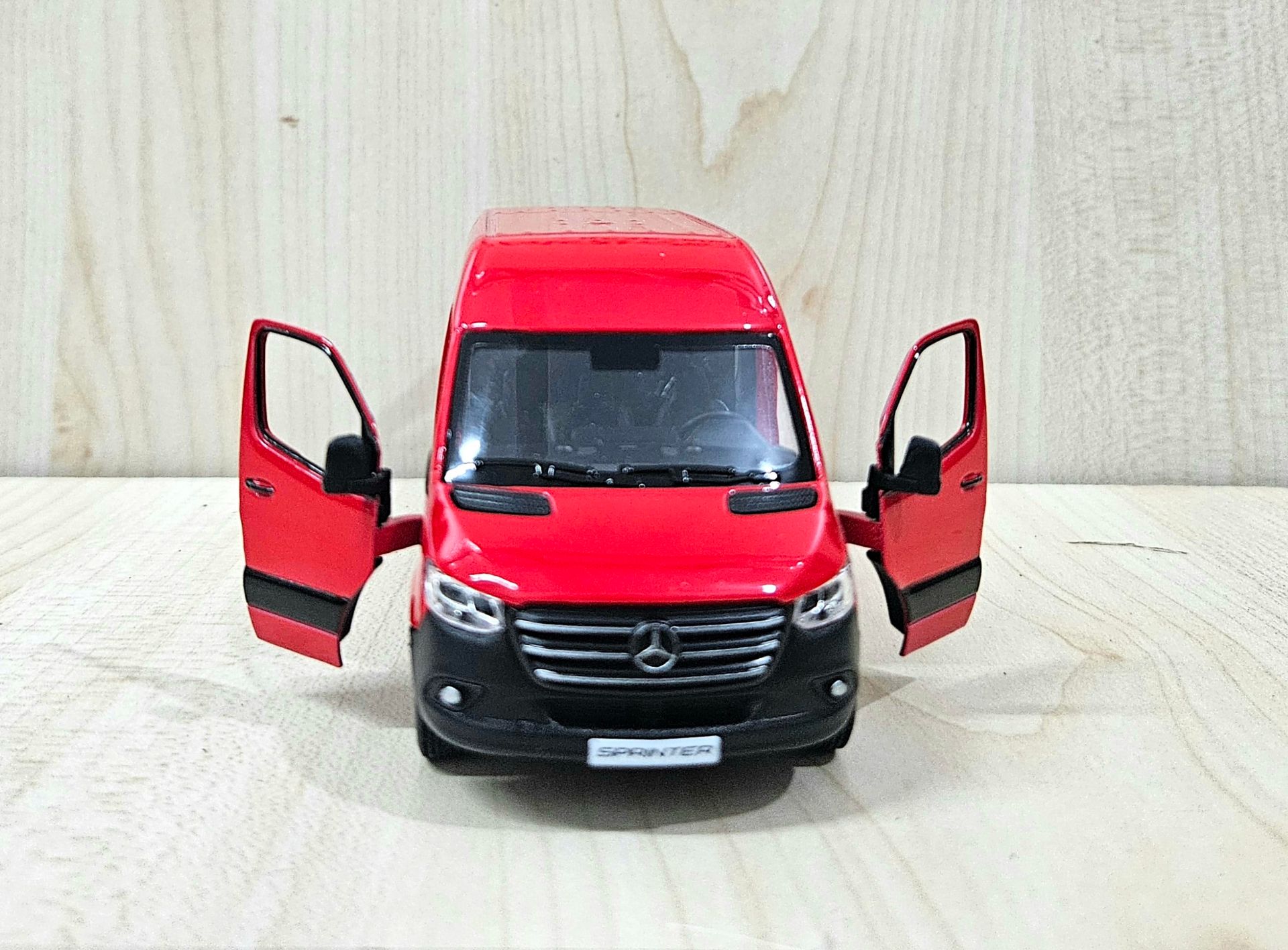 1/43 MERCEDES SPRINTER PANELVAN MAKETİ KIRMIZI
