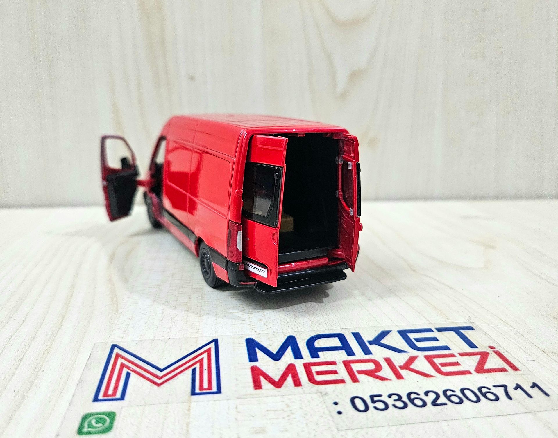 1/43 MERCEDES SPRINTER PANELVAN MAKETİ KIRMIZI