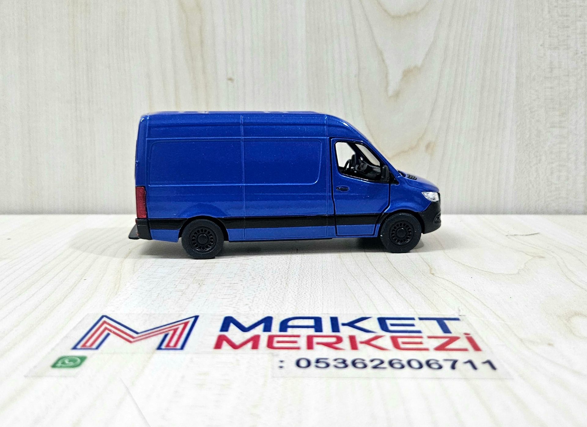 1/43 MERCEDES SPRINTER PANELVAN MAKETİ MAVİ