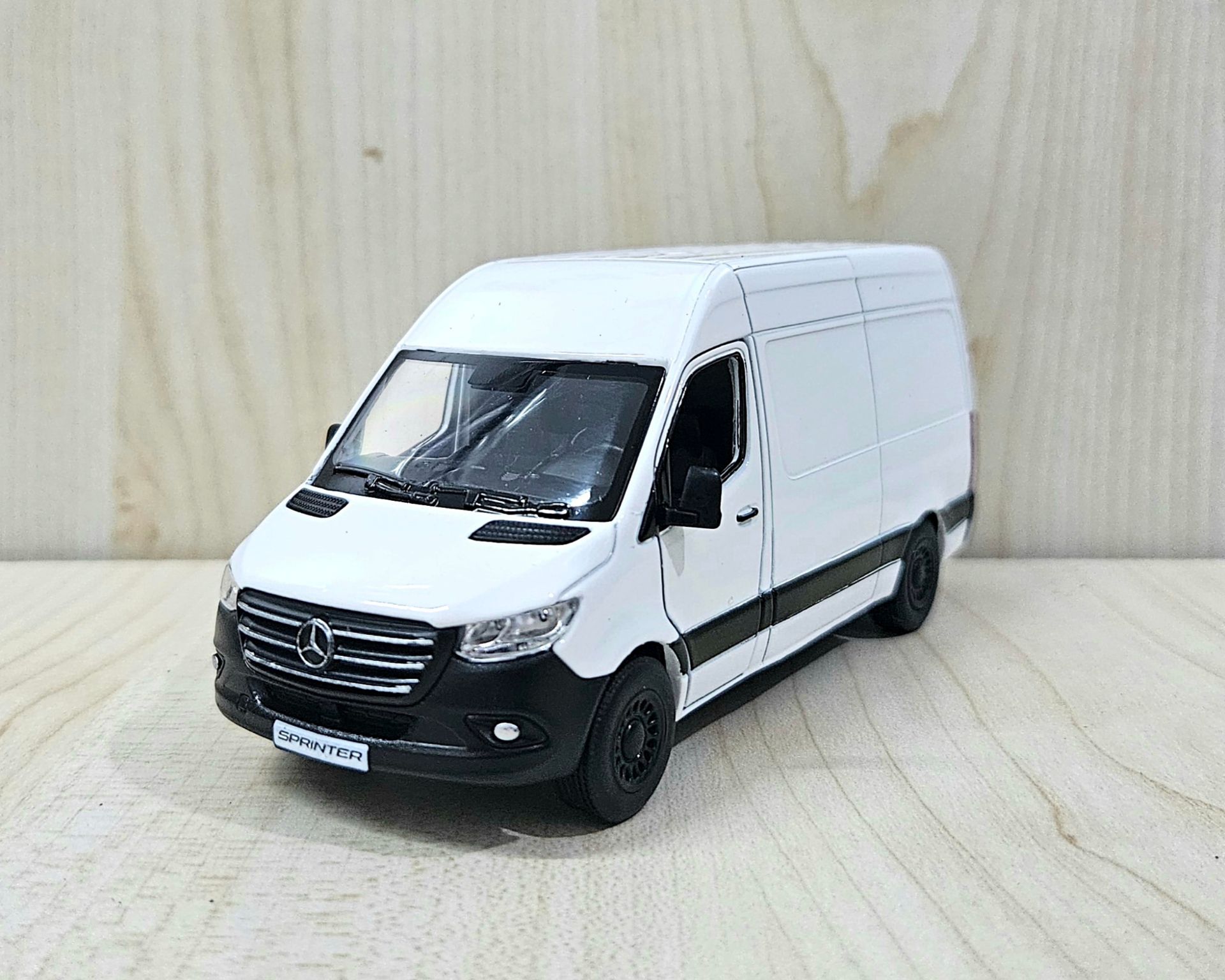 1/43 MERCEDES SPRINTER PANELVAN MAKETİ BEYAZ