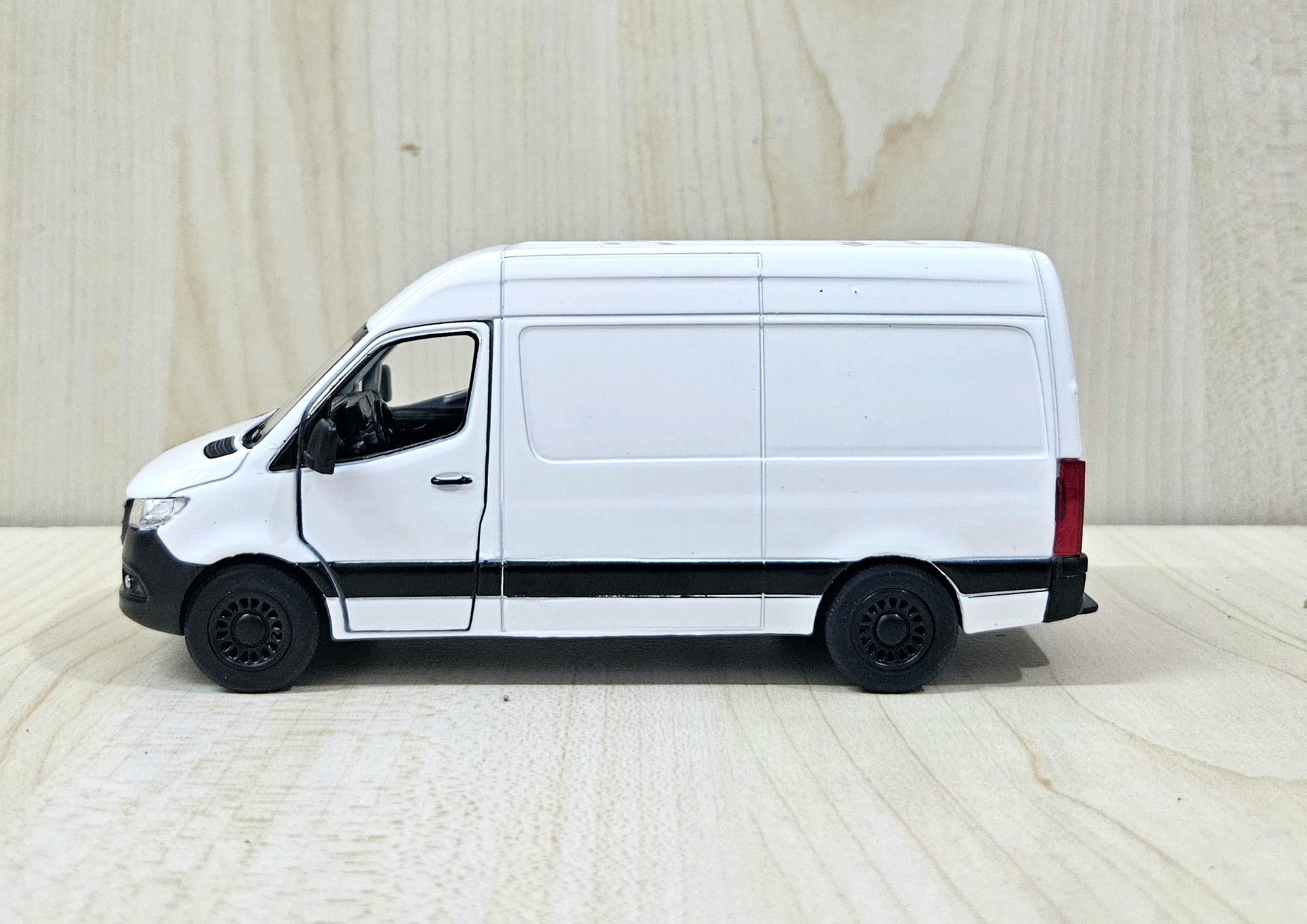 1/43 MERCEDES SPRINTER PANELVAN MAKETİ BEYAZ