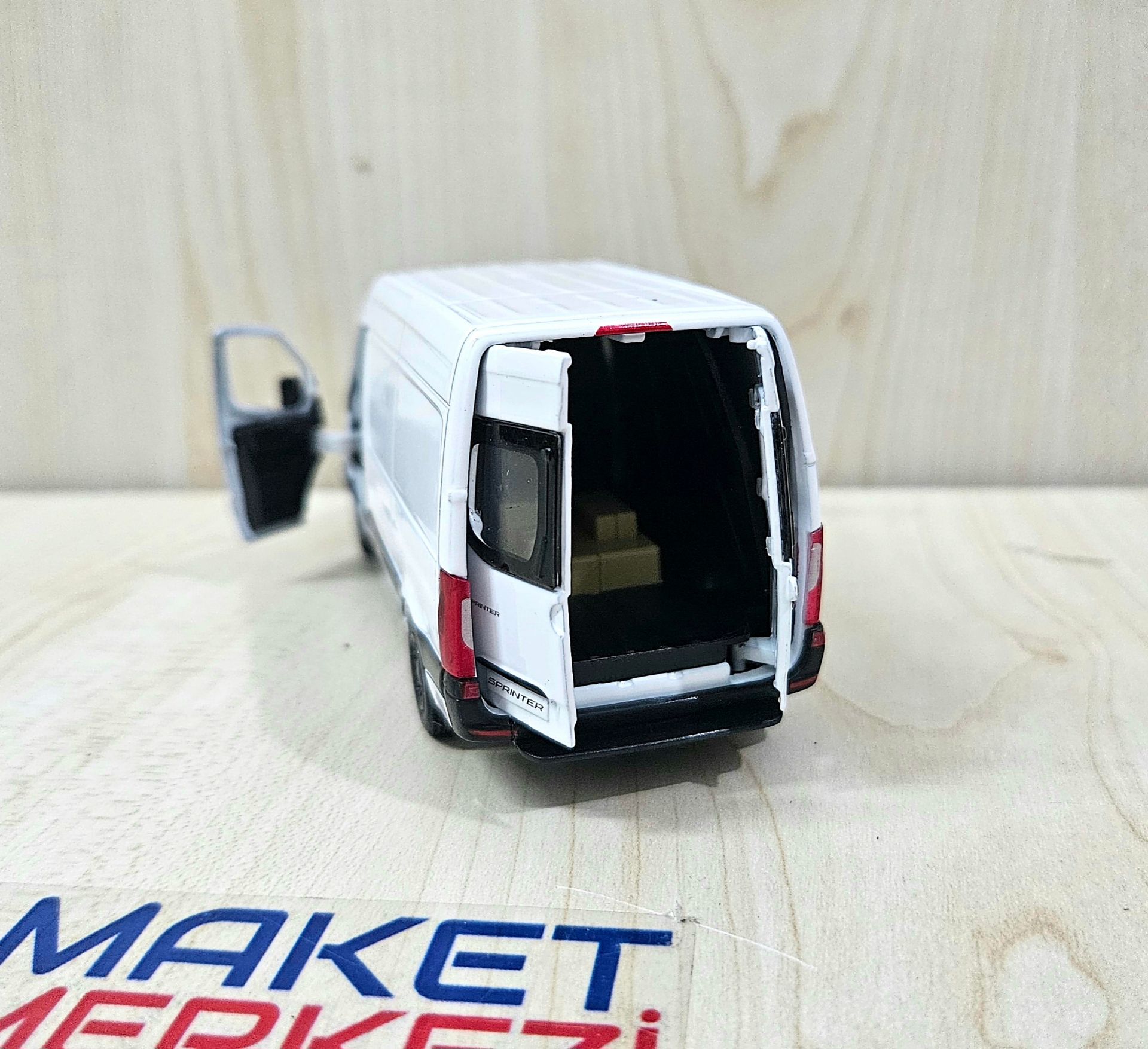 1/43 MERCEDES SPRINTER PANELVAN MAKETİ BEYAZ