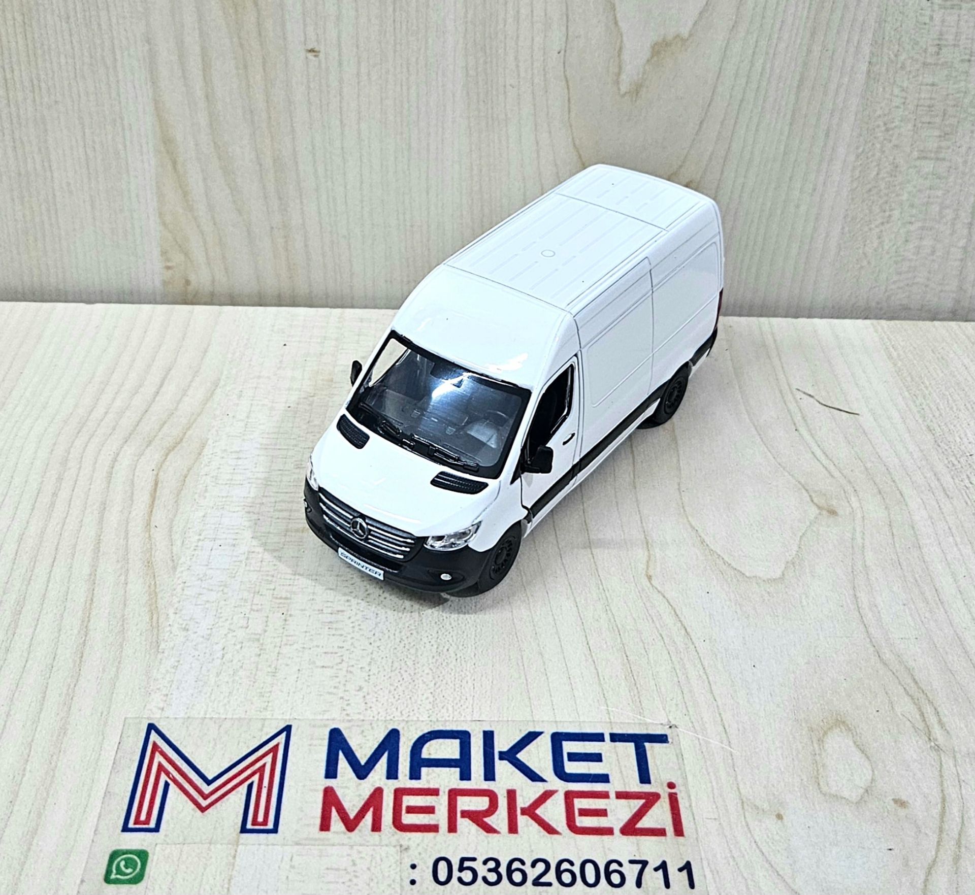 1/43 MERCEDES SPRINTER PANELVAN MAKETİ BEYAZ
