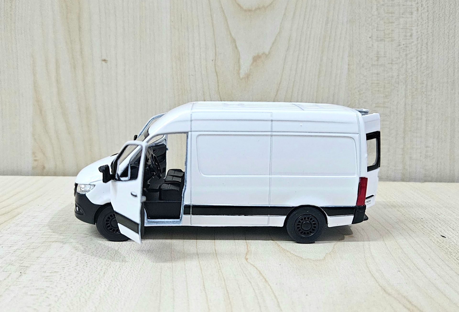 1/43 MERCEDES SPRINTER PANELVAN MAKETİ BEYAZ