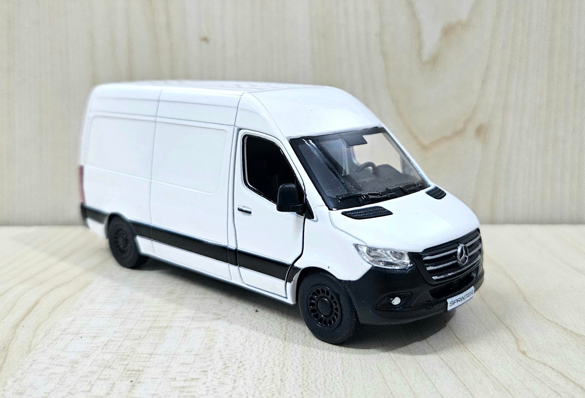 1/43 MERCEDES SPRINTER PANELVAN MAKETİ BEYAZ