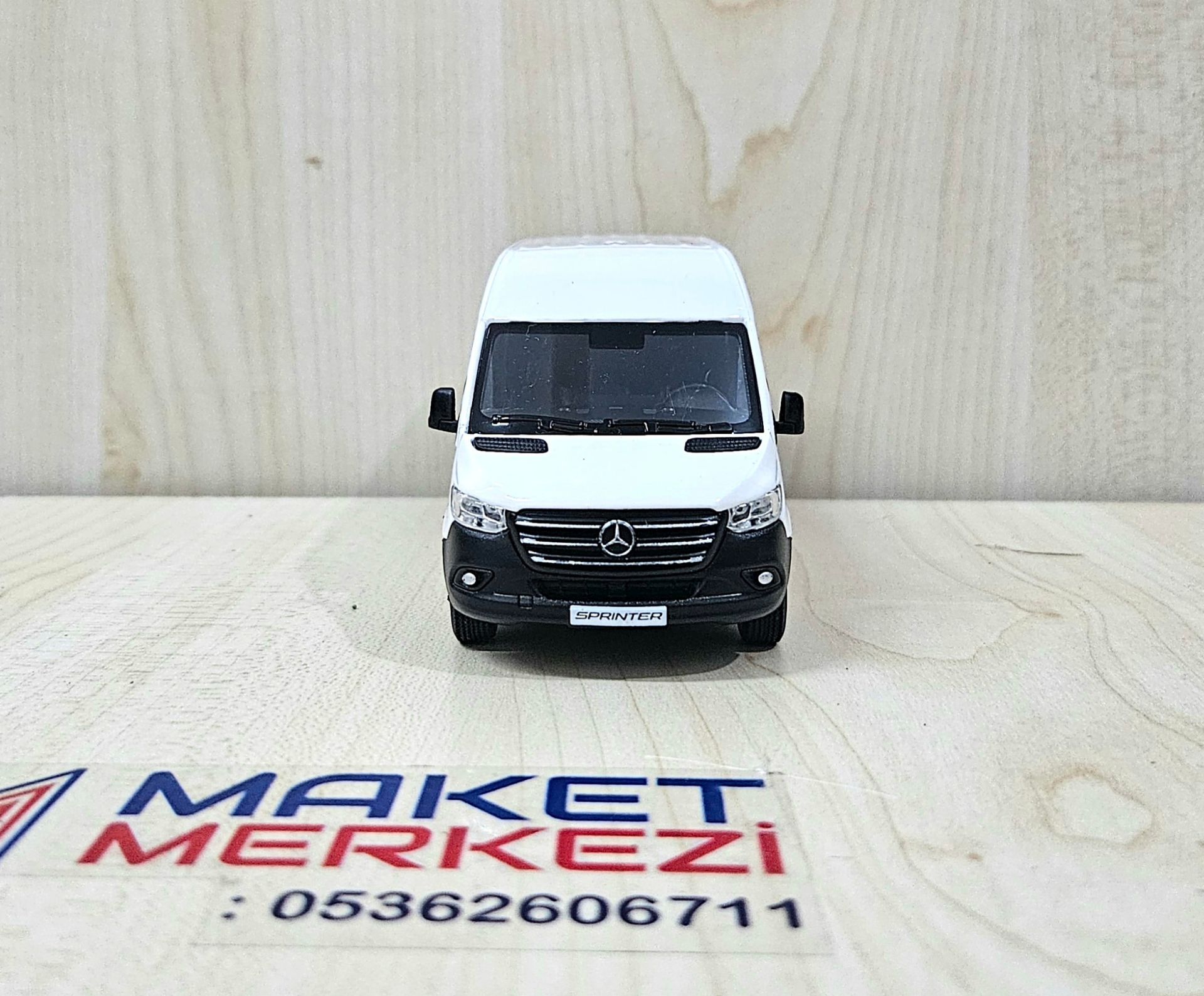 1/43 MERCEDES SPRINTER PANELVAN MAKETİ BEYAZ