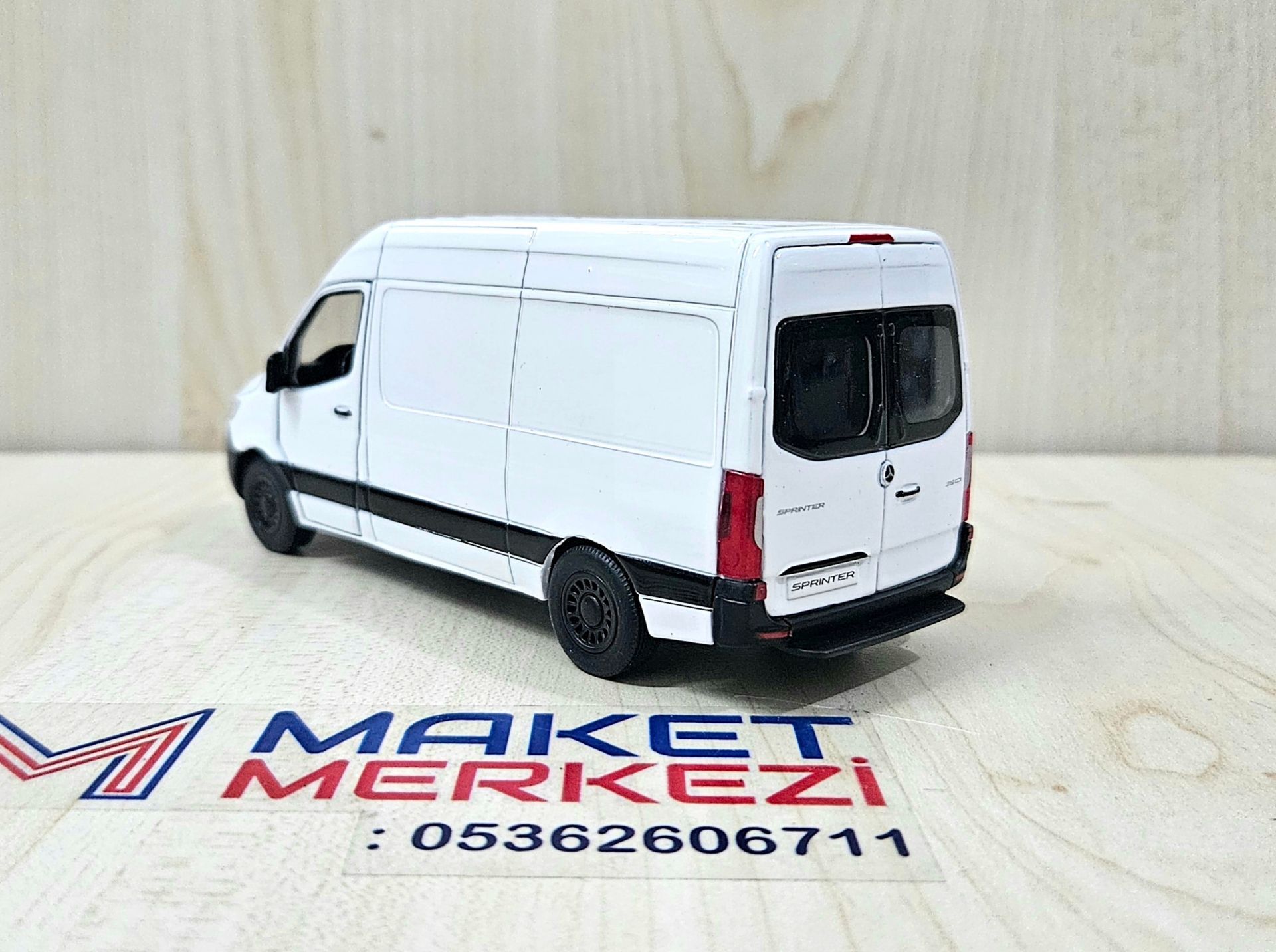 1/43 MERCEDES SPRINTER PANELVAN MAKETİ BEYAZ