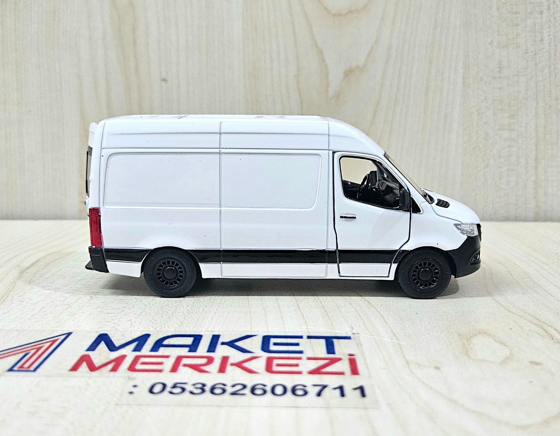 1/43 MERCEDES SPRINTER PANELVAN MAKETİ BEYAZ