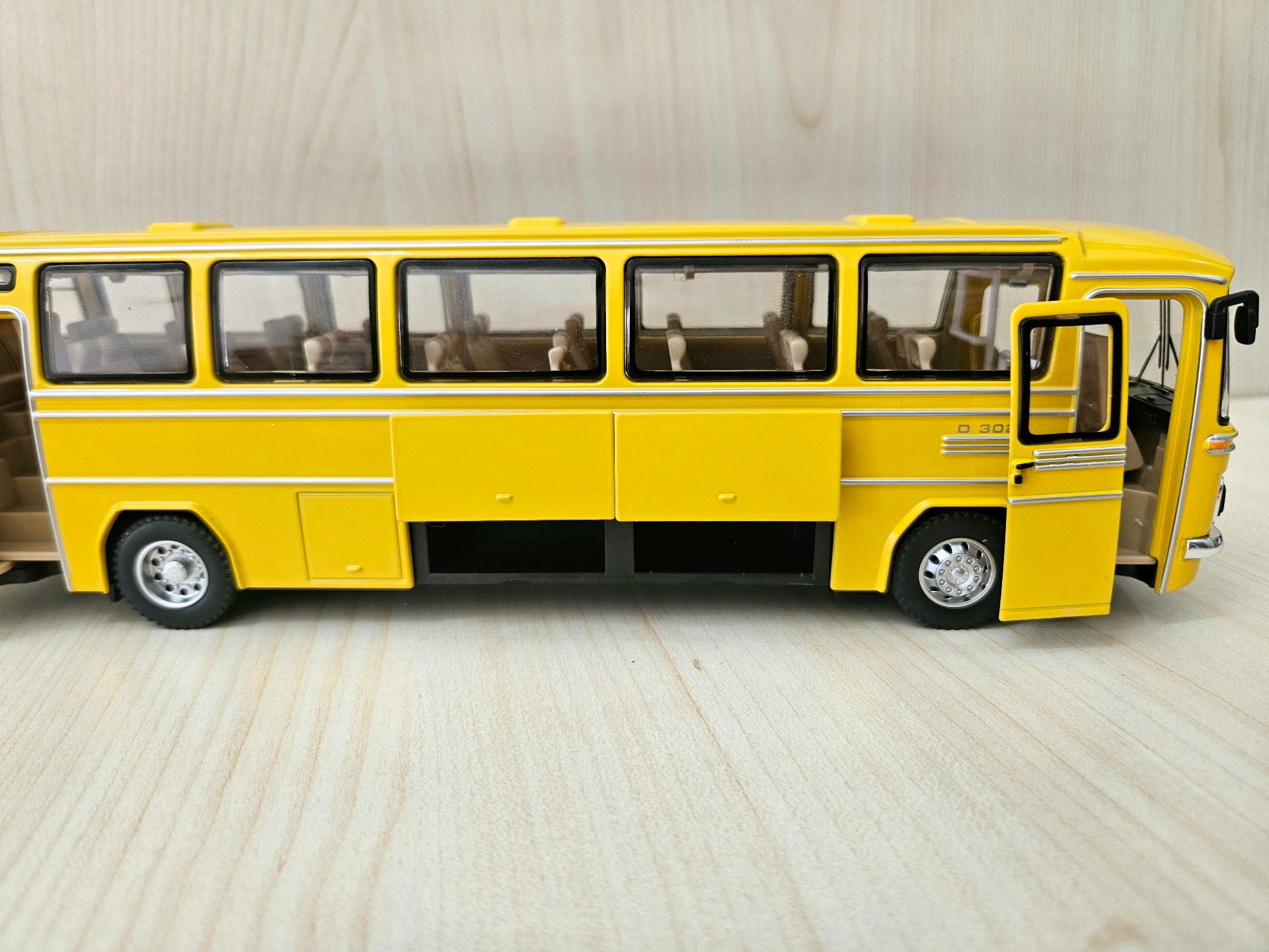 1/43 MERCEDES BENZ O302 OTOBÜS MAKETİ SARI