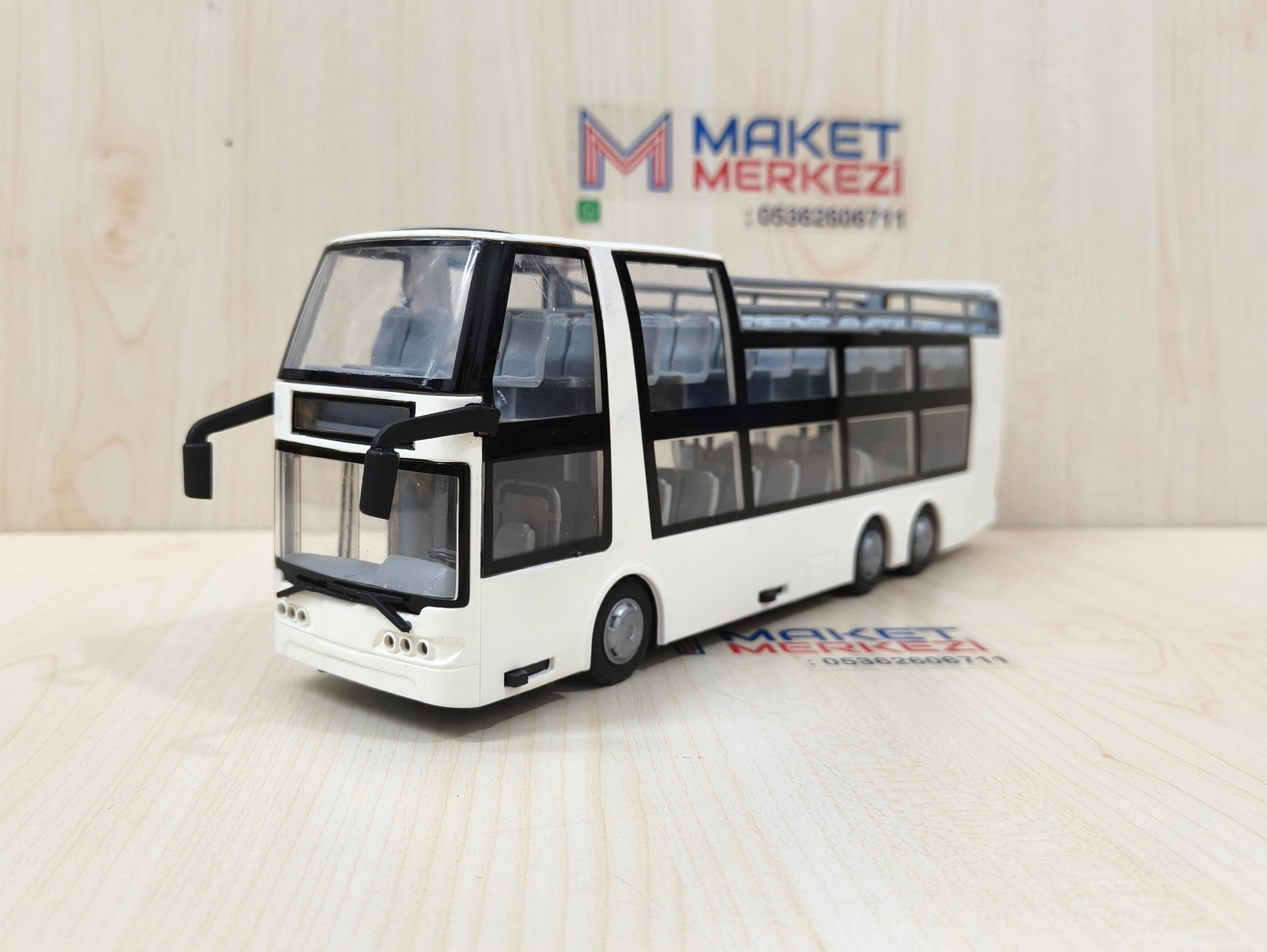 1/43 BEYAZ ÇİFT KATLI ÜSTÜ AÇIK OTOBÜS MAKETİ