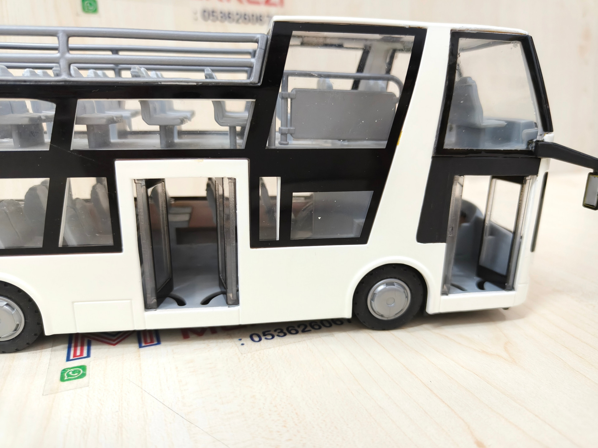 1/43 BEYAZ ÇİFT KATLI ÜSTÜ AÇIK OTOBÜS MAKETİ