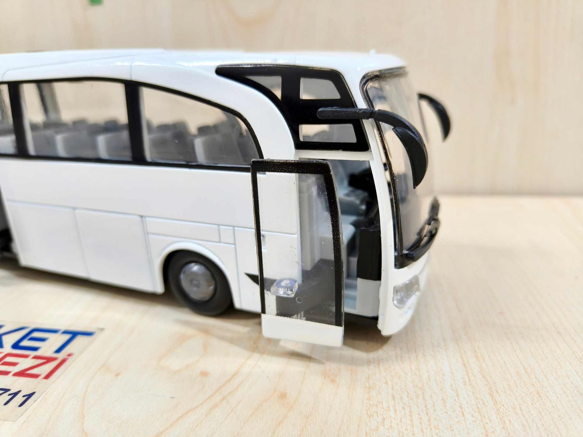 1/43 MERCEDES BENZ TRAVEGO OTOBÜS MAKETİ BEYAZ