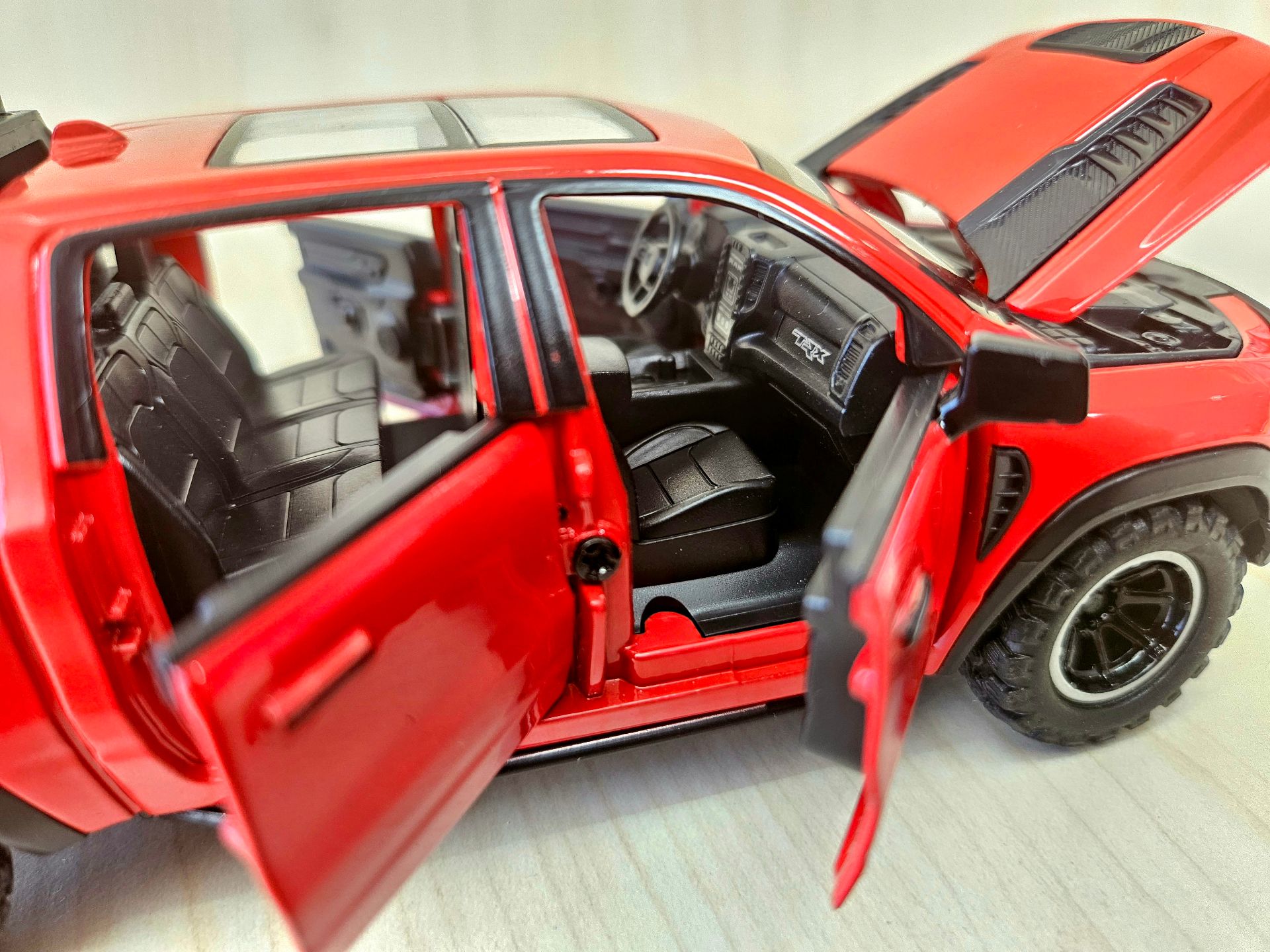 1/32 kırmızı DODGE RAM MAMMOTH 1000 TRX PİCKUP MAKETİ