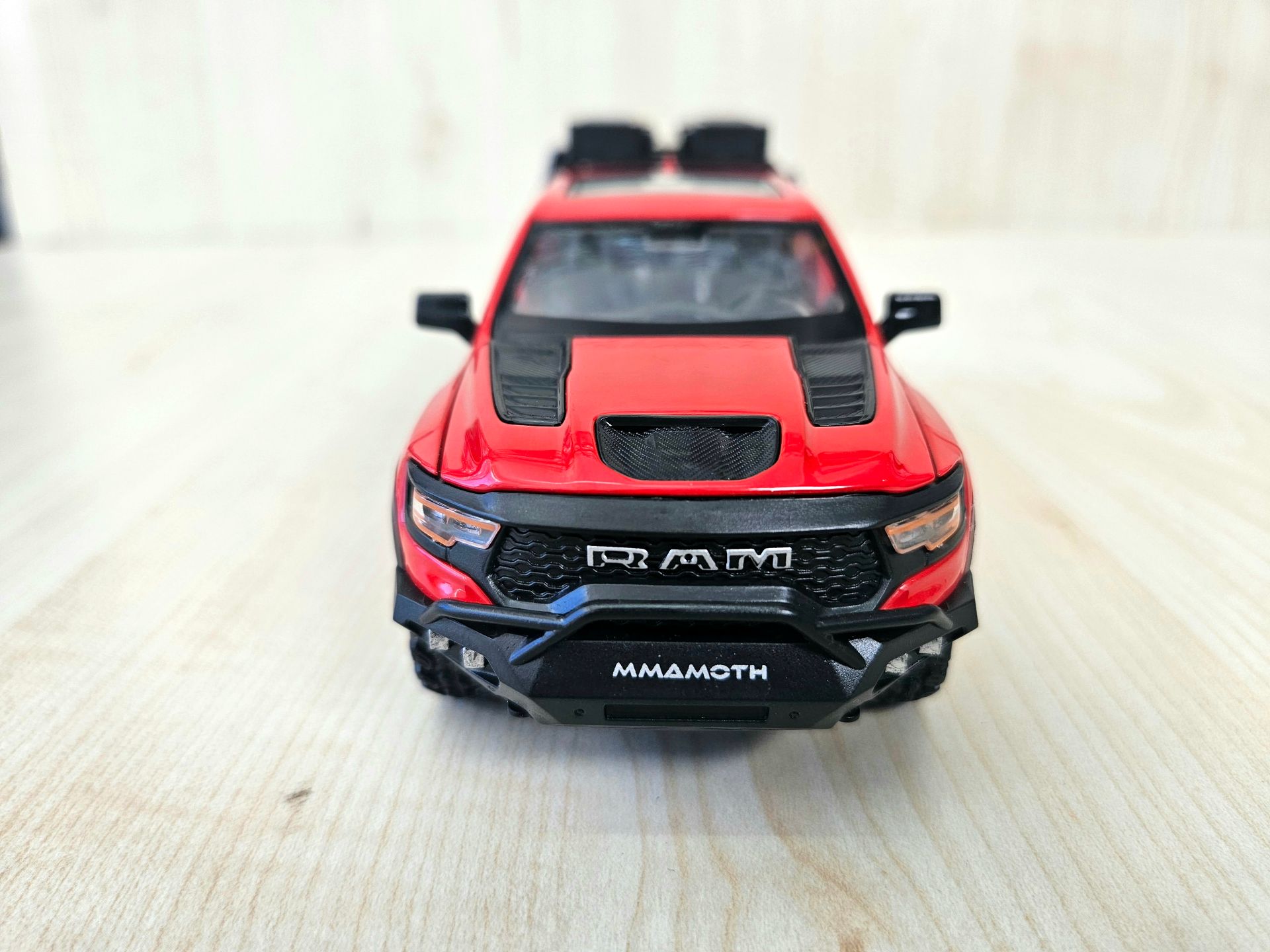1/32 kırmızı DODGE RAM MAMMOTH 1000 TRX PİCKUP MAKETİ