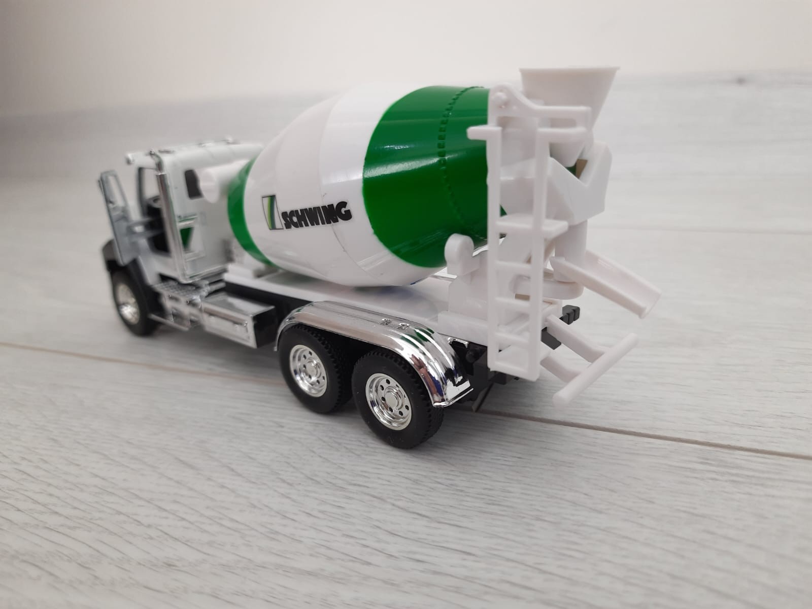 1/50 CAT BETON MİKSERİ MAKETİ (beyaz)
