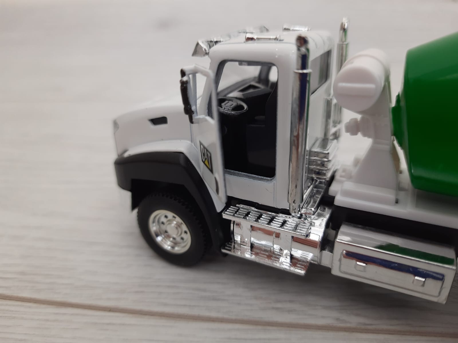1/50 CAT BETON MİKSERİ MAKETİ (beyaz)