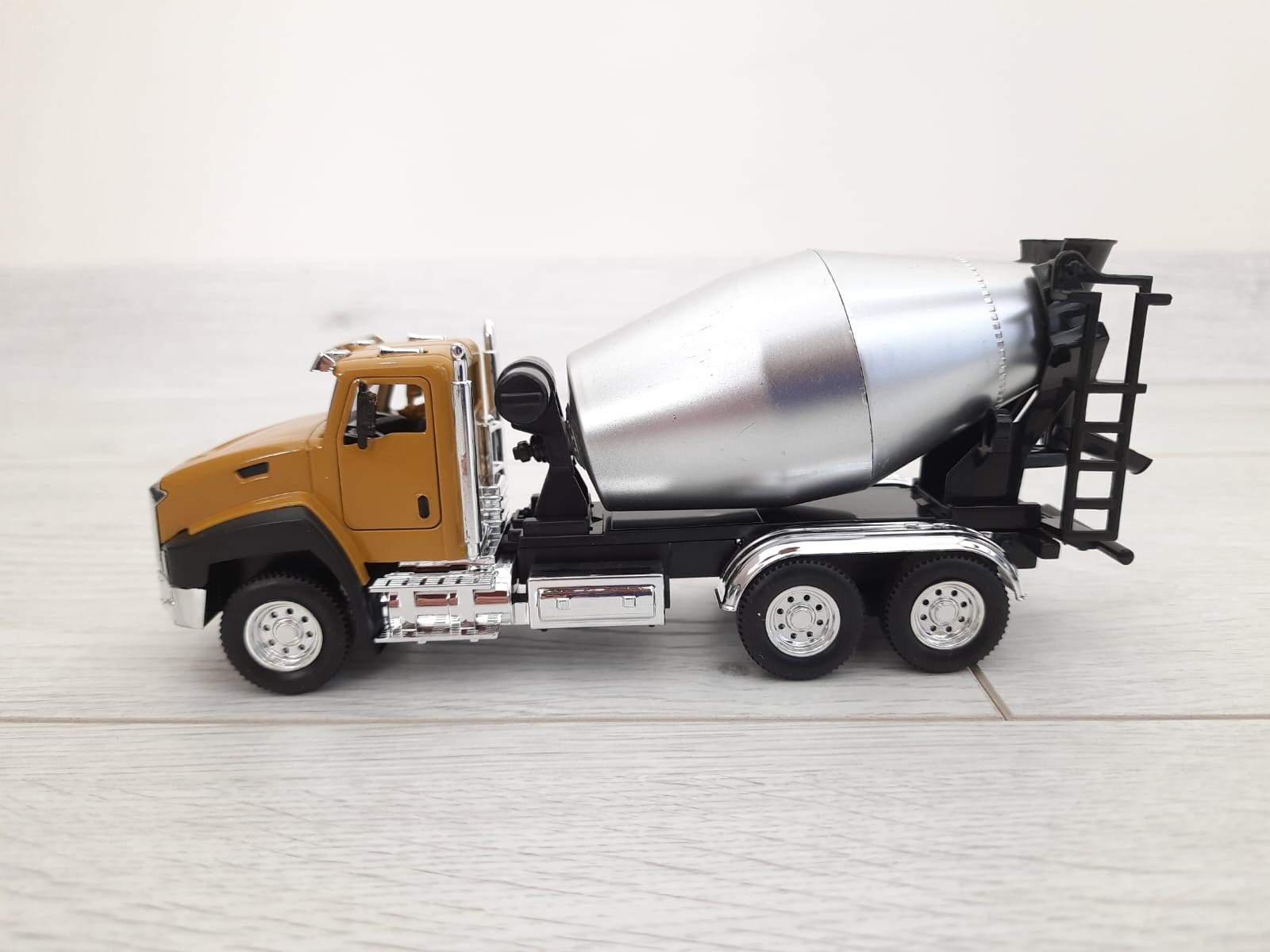1/50 CAT BETON MİKSERİ MAKETİ (turuncu)