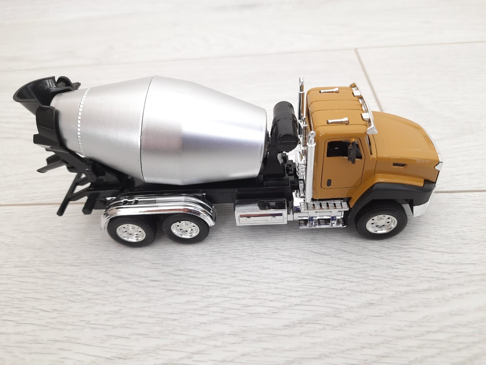 1/50 CAT BETON MİKSERİ MAKETİ (turuncu)