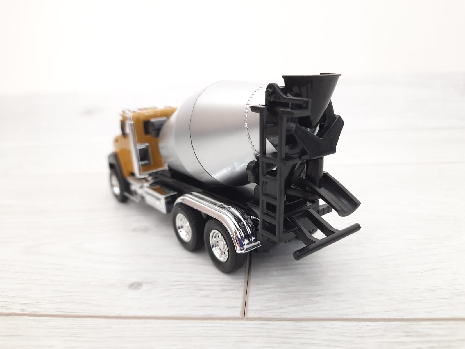 1/50 CAT BETON MİKSERİ MAKETİ (turuncu)