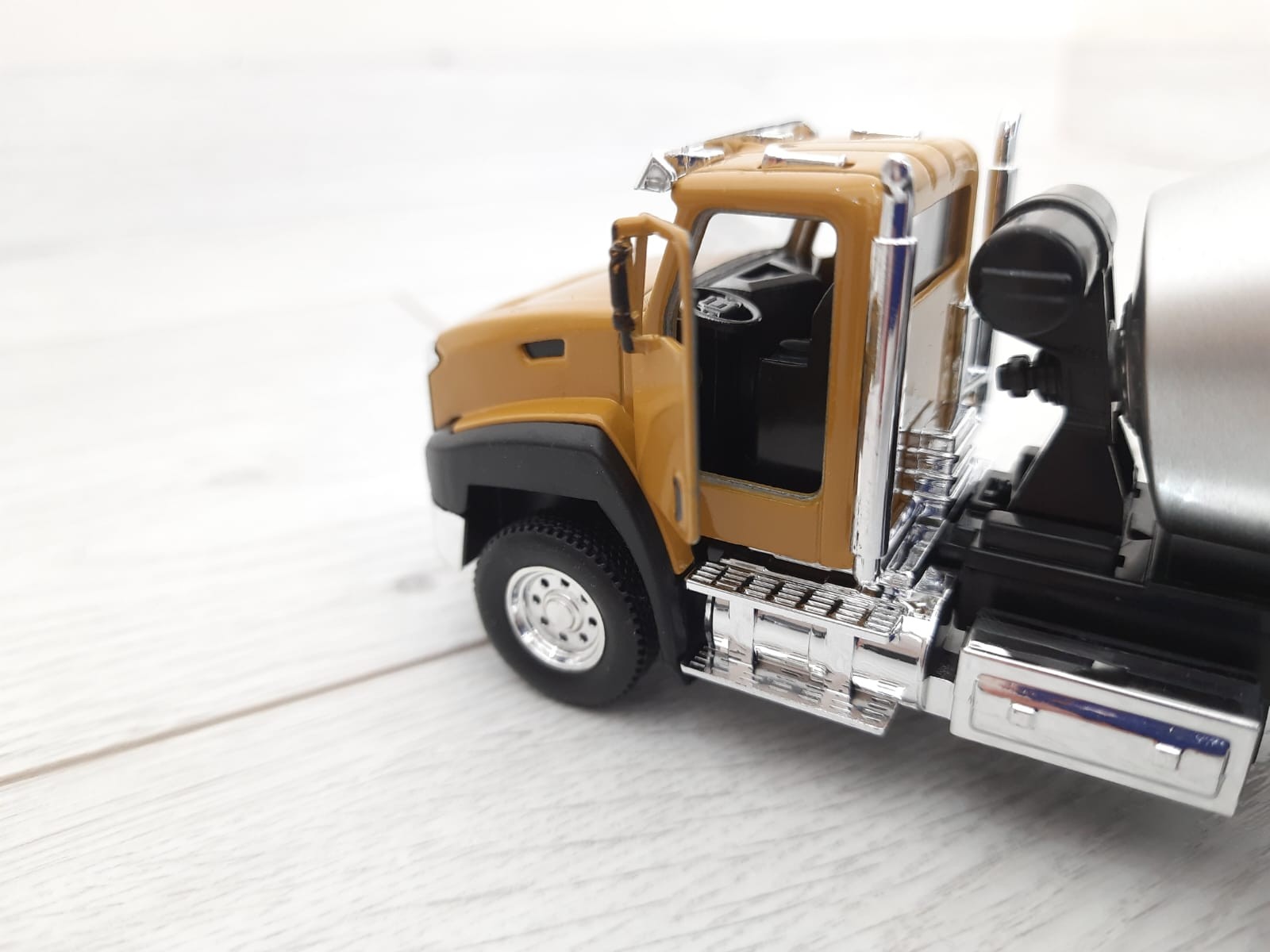 1/50 CAT BETON MİKSERİ MAKETİ (turuncu)