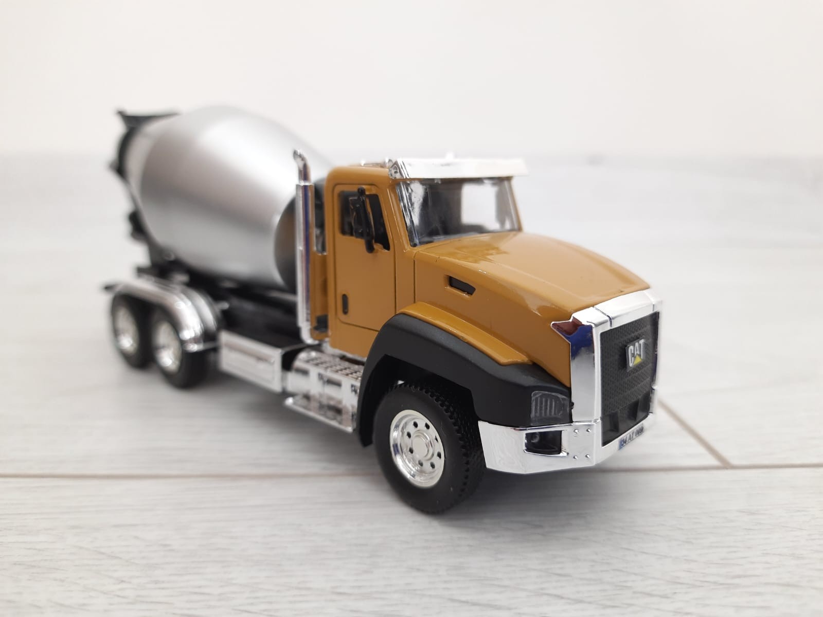 1/50 CAT BETON MİKSERİ MAKETİ (turuncu)