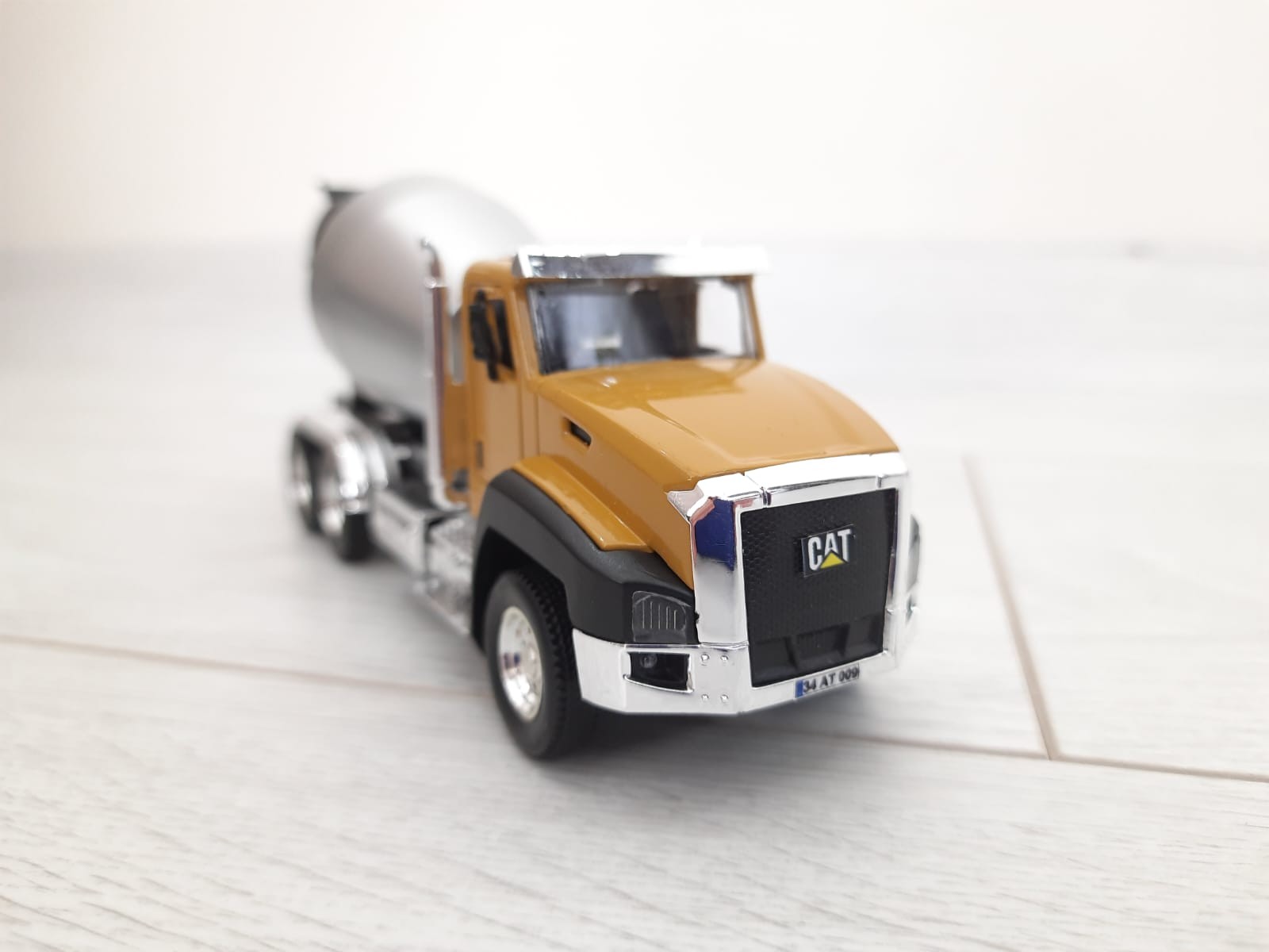 1/50 CAT BETON MİKSERİ MAKETİ (turuncu)