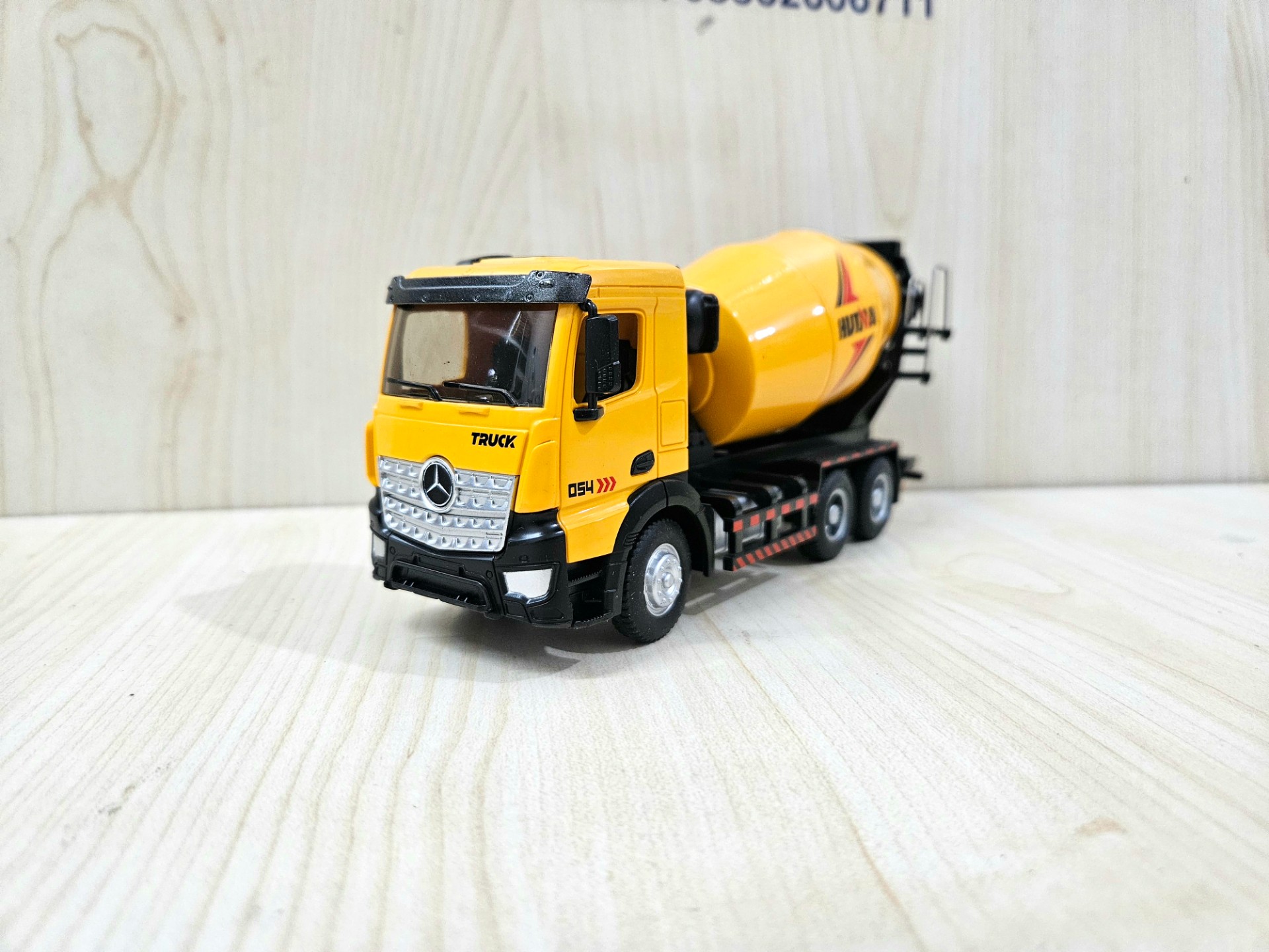 1/50 MERCEDES AROCS BETON MİKSERİ MAKETİ HUİNA