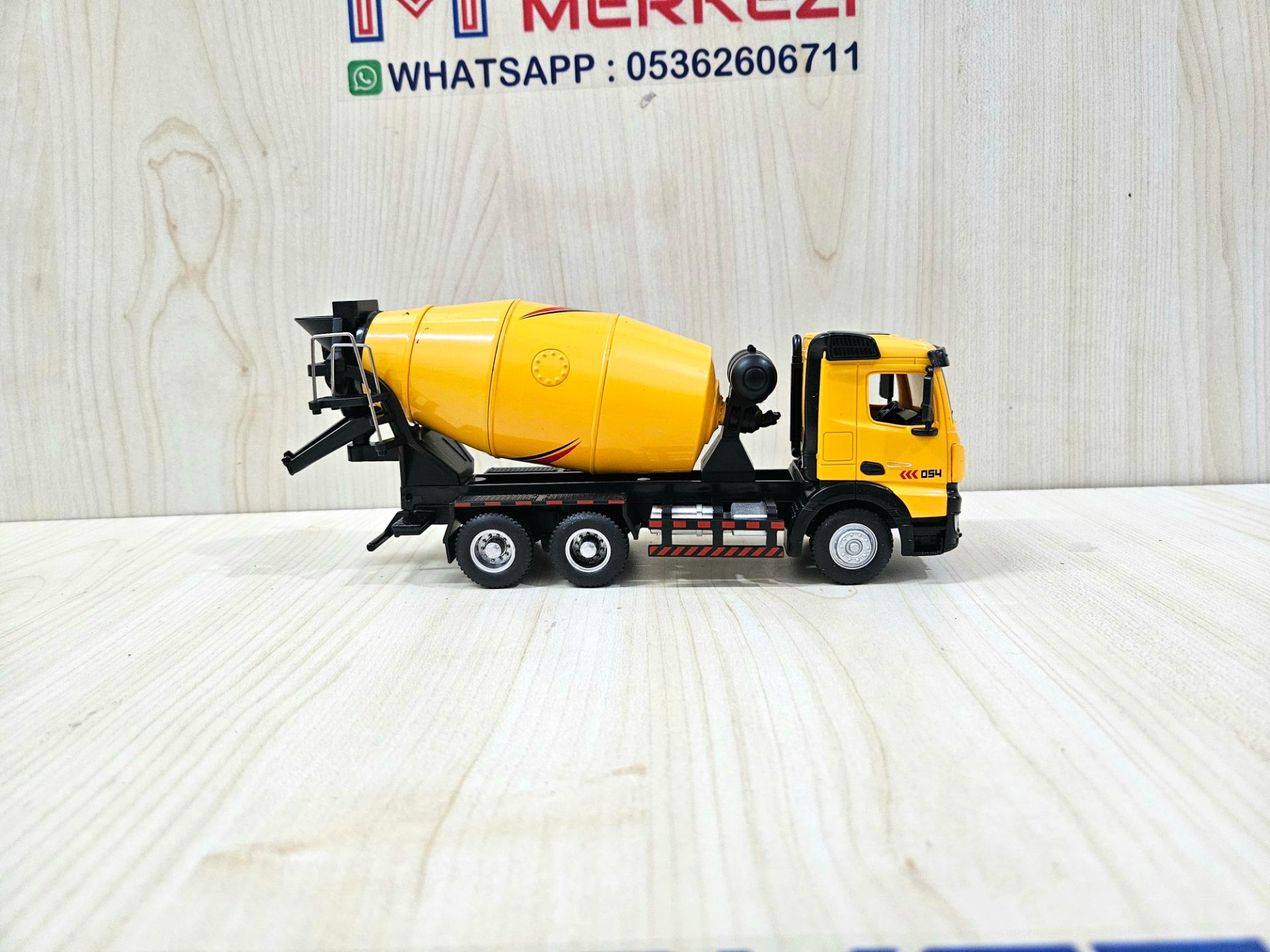 1/50 MERCEDES AROCS BETON MİKSERİ MAKETİ HUİNA