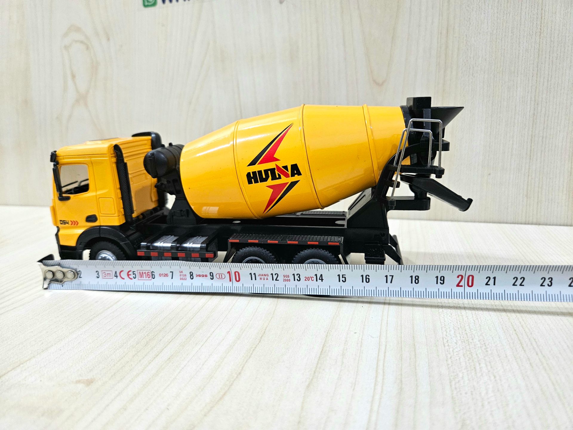 1/50 MERCEDES AROCS BETON MİKSERİ MAKETİ HUİNA