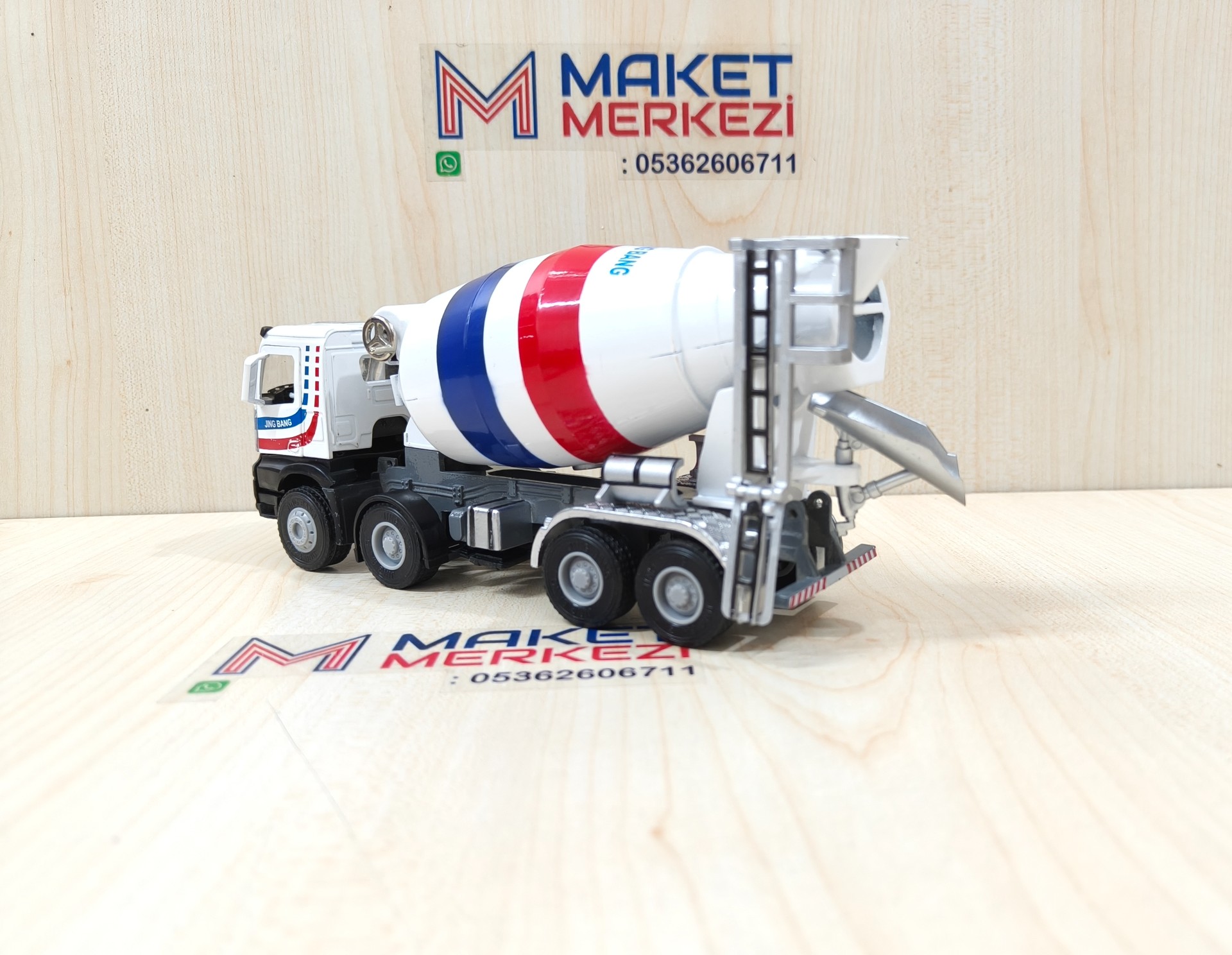 1/50 MERCEDES AROCS 8X4 BETON MİKSERİ MAKETİ