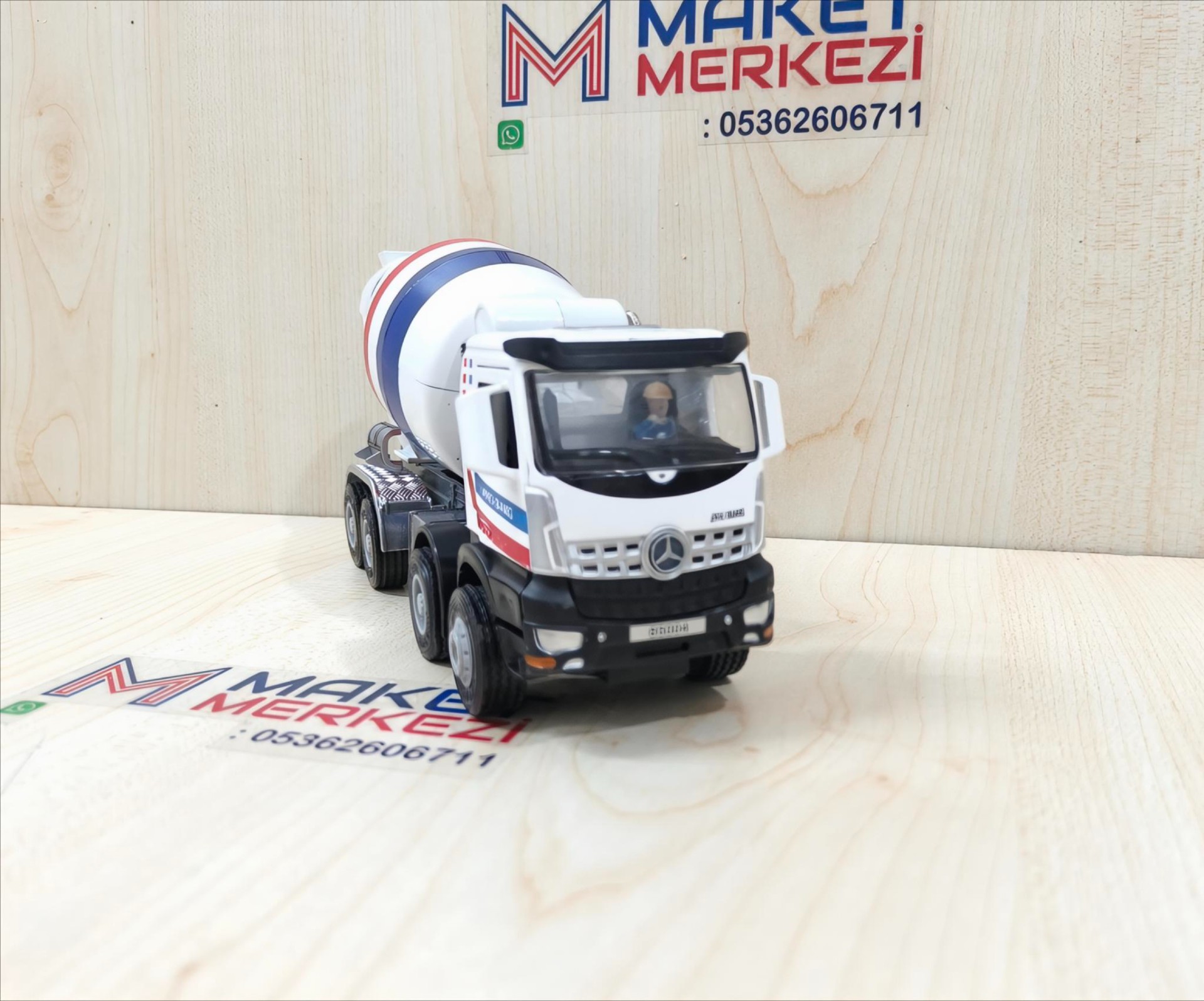 1/50 MERCEDES AROCS 8X4 BETON MİKSERİ MAKETİ