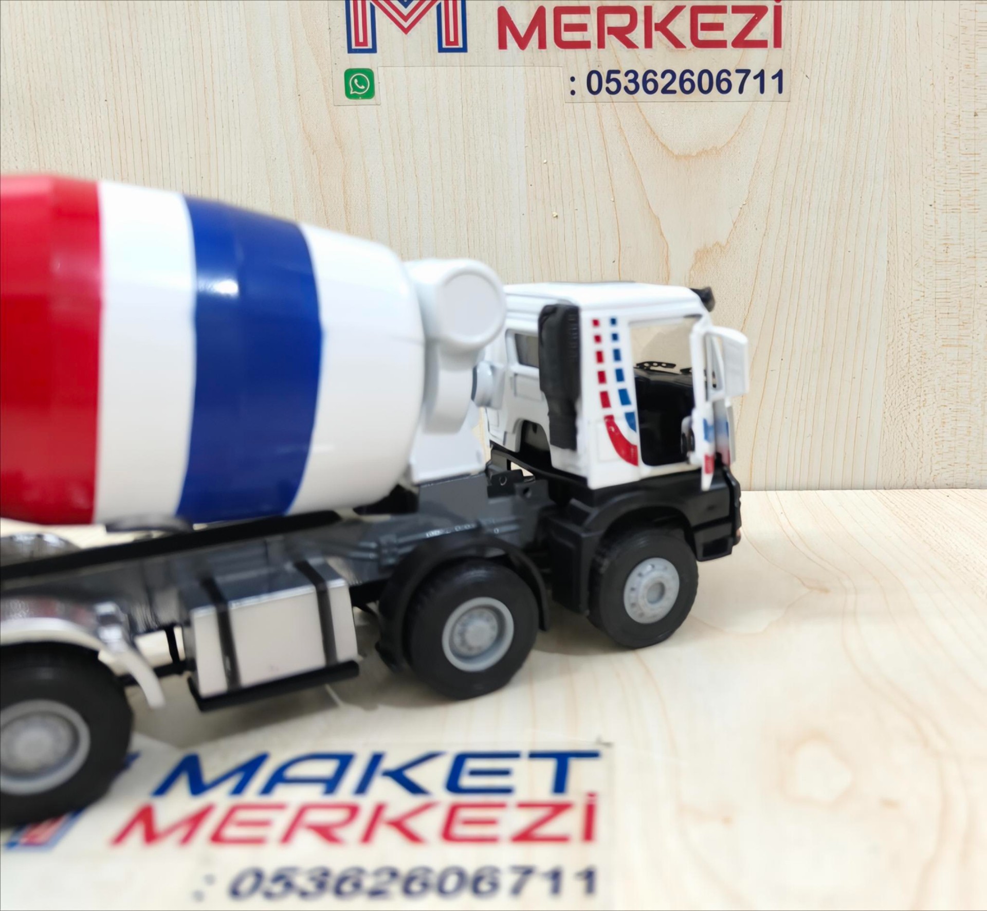 1/50 MERCEDES AROCS 8X4 BETON MİKSERİ MAKETİ