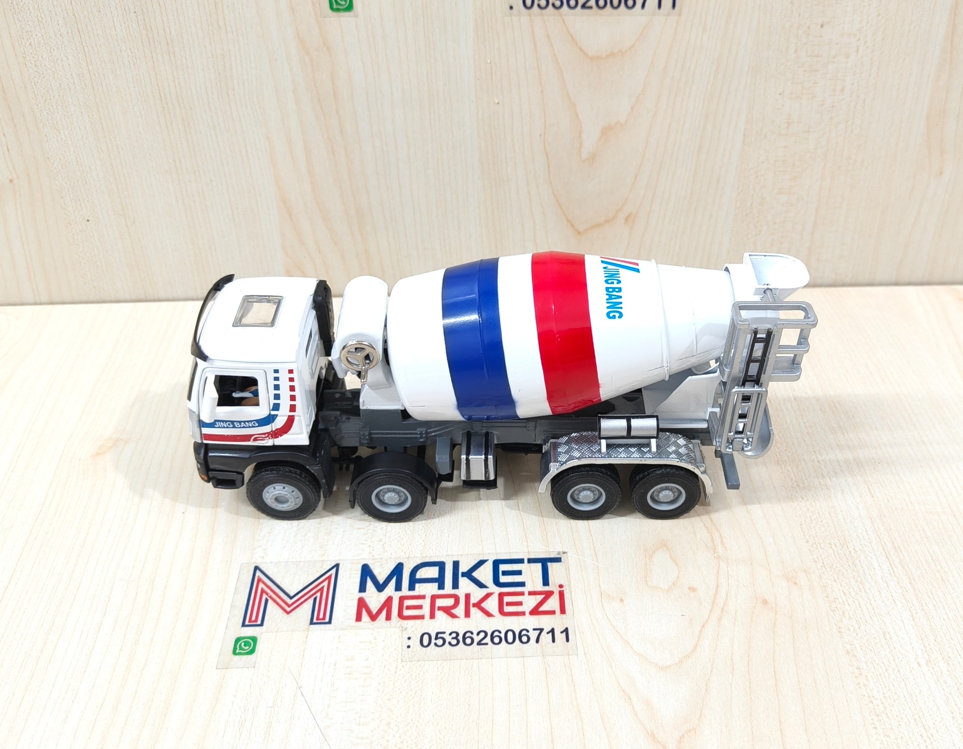 1/50 MERCEDES AROCS 8X4 BETON MİKSERİ MAKETİ